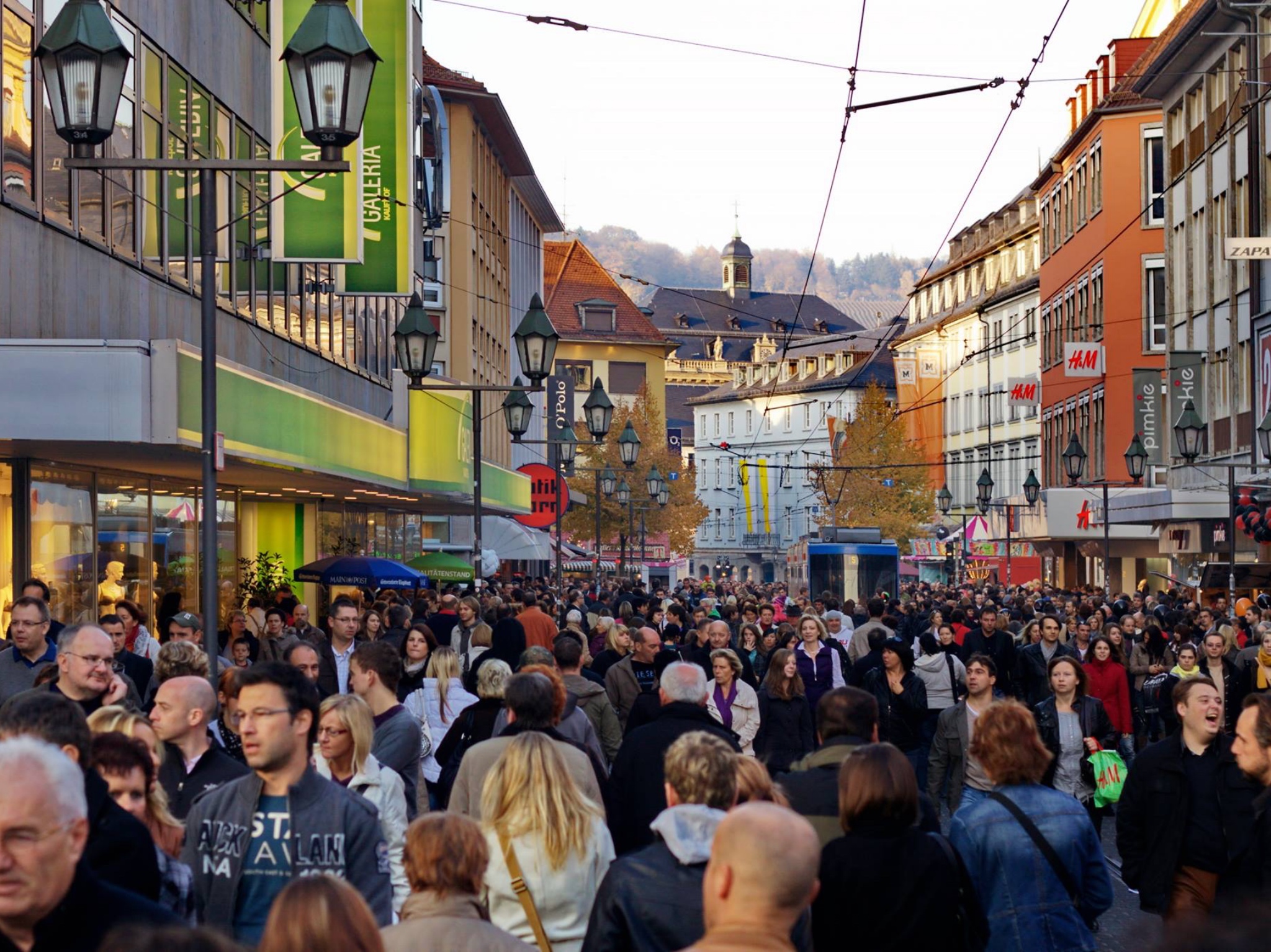 Mantelsonntag3 Von 13 bis 18 Uhr werden am Mantelsonntag (31.10.) die Geschäfte in der Würzburger Innenstadt geöffnet haben. Foto: Würzburg macht Spaß e.V.