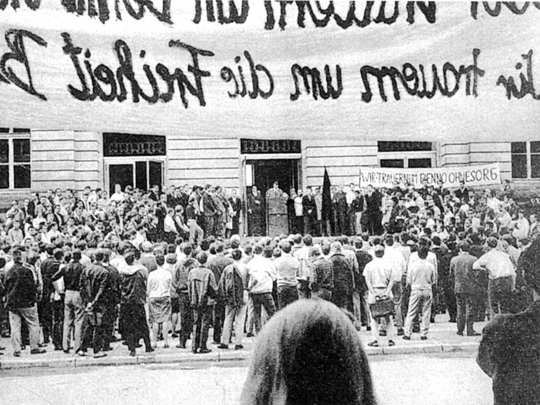 Studentendemonstration am 7. Juni 1967 anlässlich des Todes des Berliner Studenten Benno Ohnesorg vor der neuen Universität. Quelle: Institut für Hochschulkunde