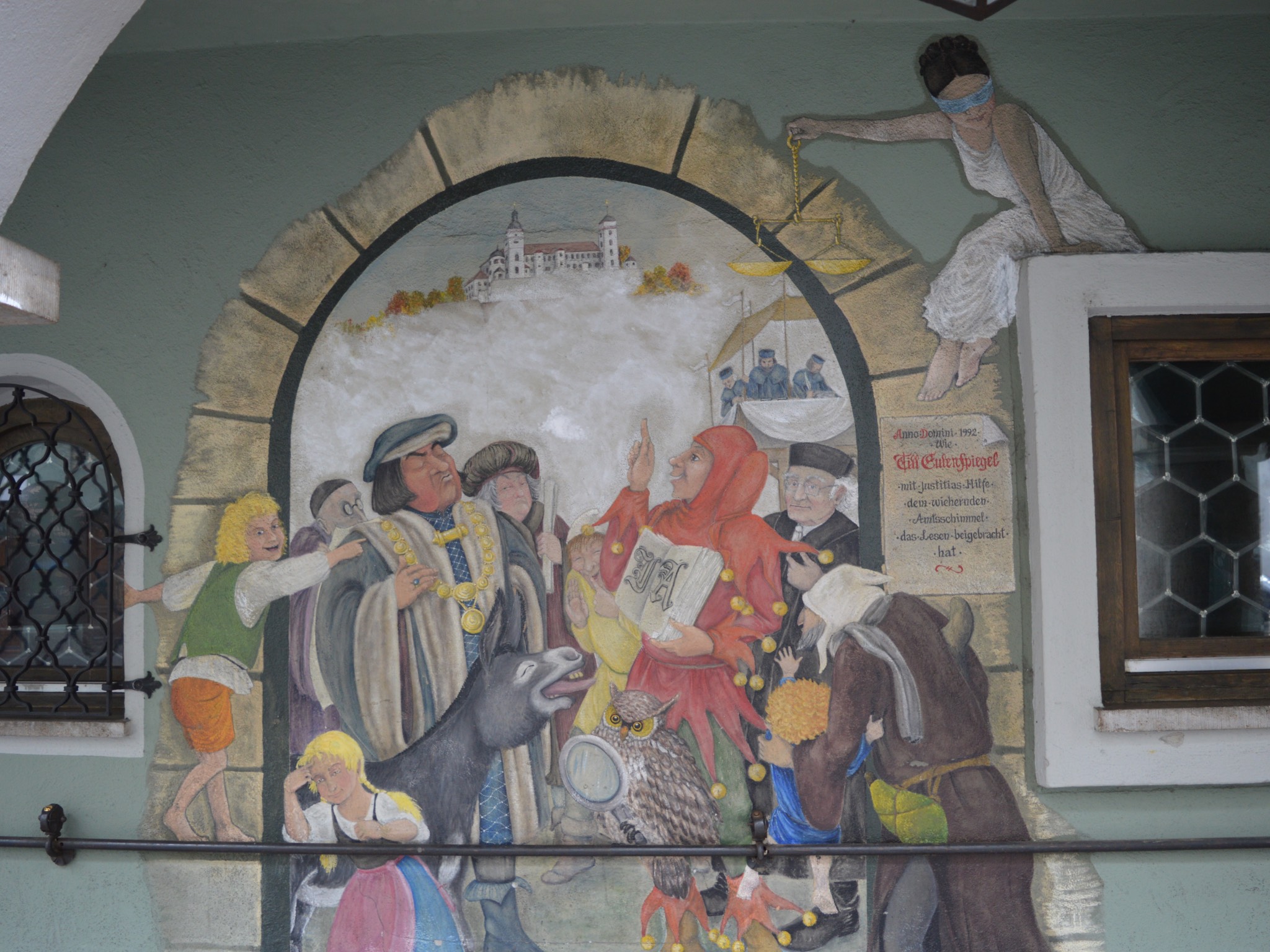 Das Bild an der Fassade des Till Eulenspiegels kennt wohl jeder - wer sich aber darauf versteckt, dürfte vielen neu sein. Foto: Katharina Bormann