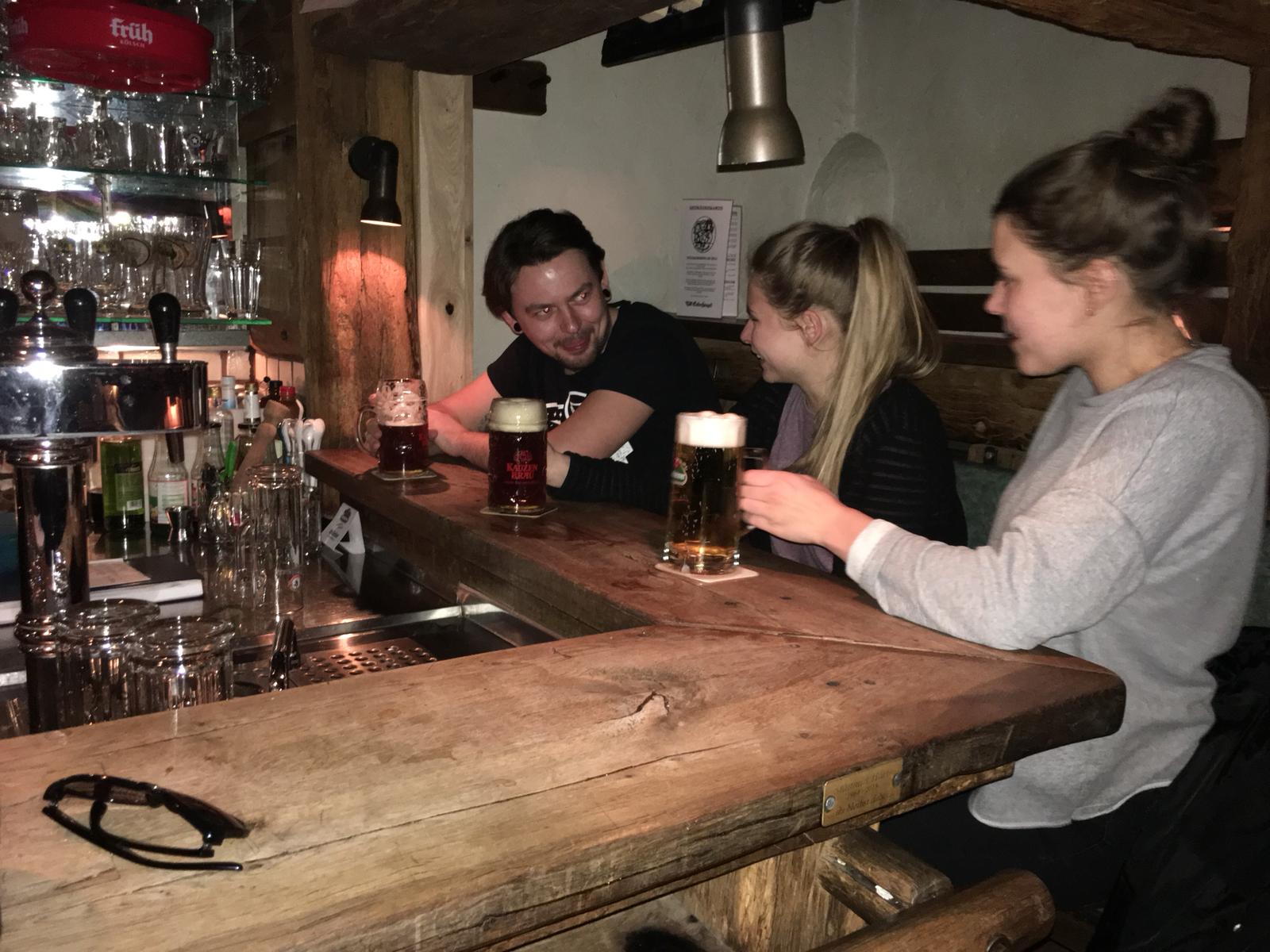 An der Theke vom Till Eulenspiegel treffen sich alle Generationen und Berufsgruppen. Foto: Helene Schwab