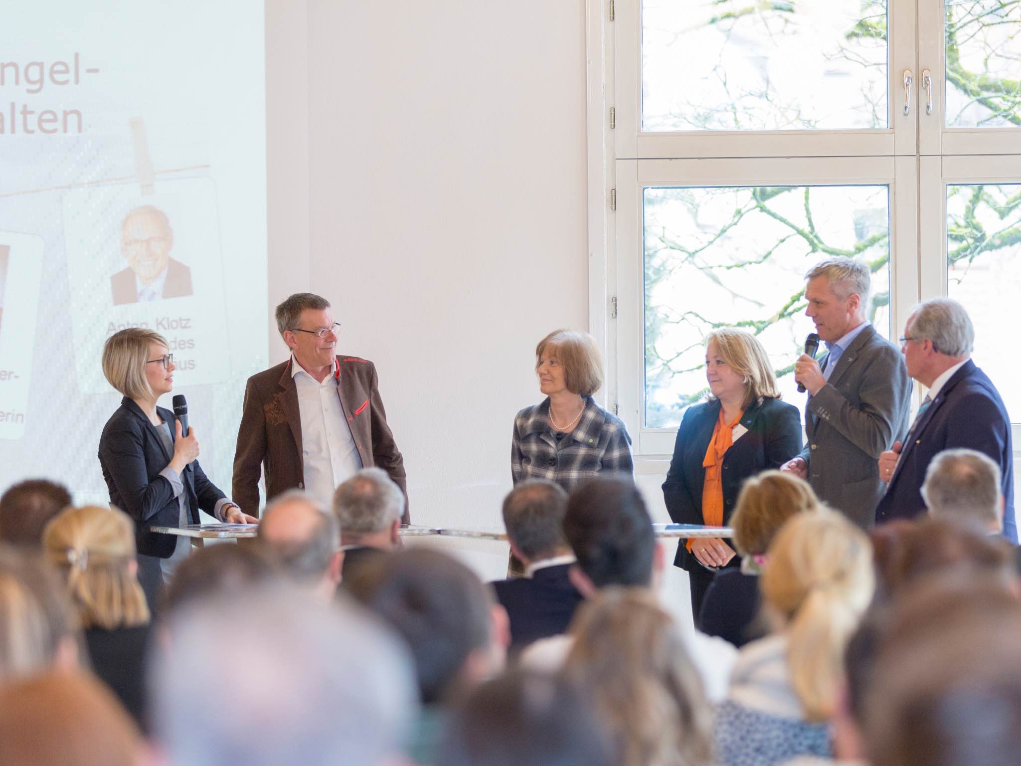 Zeigt Redner und Vorträge auf einer Messe der Messe.ag