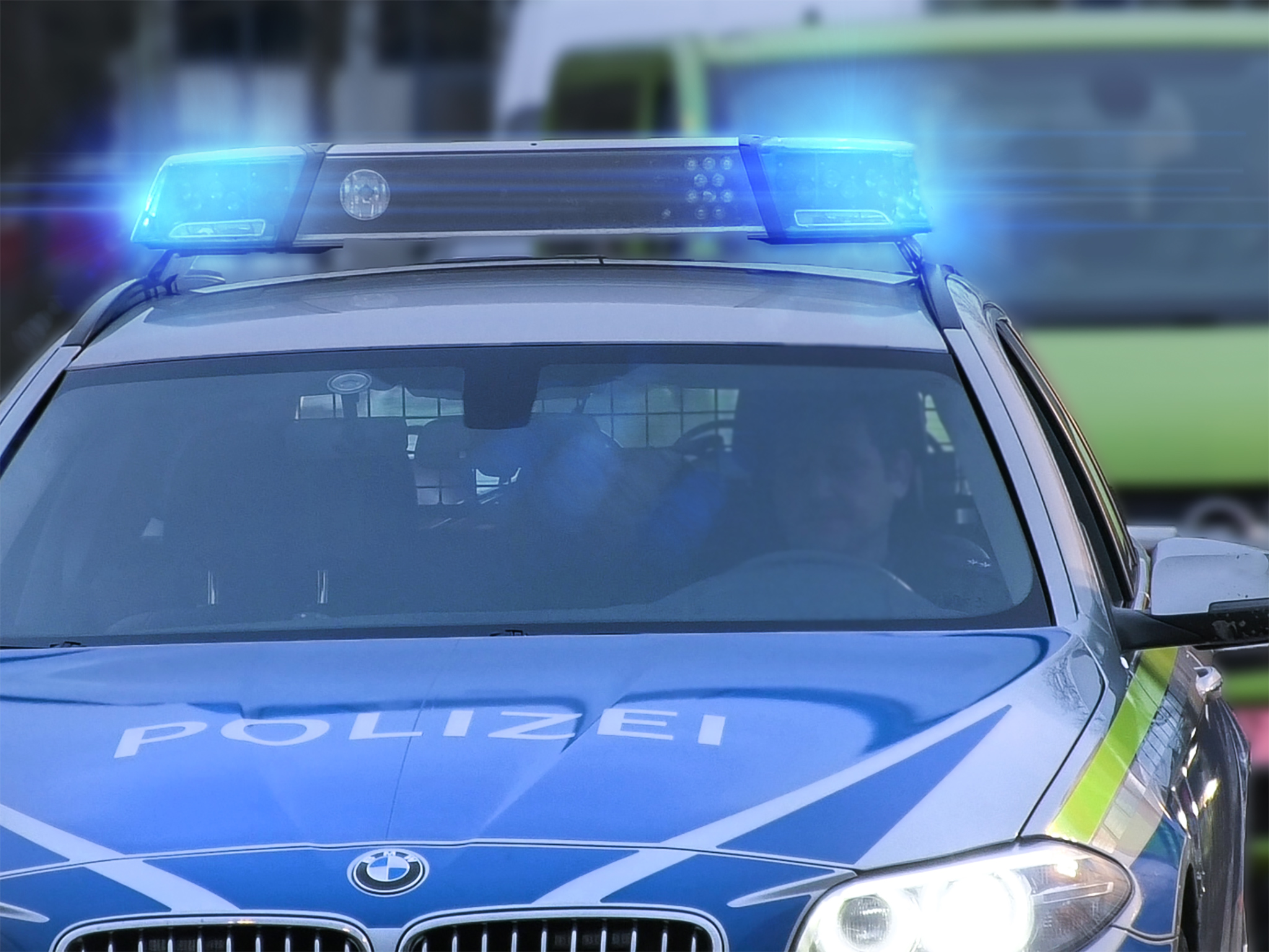Streifenwagen_Polizei_04.jpg Ein Streifenwagen der Polizei auf Einsatzfahrt. Foto: Pascal Höfig