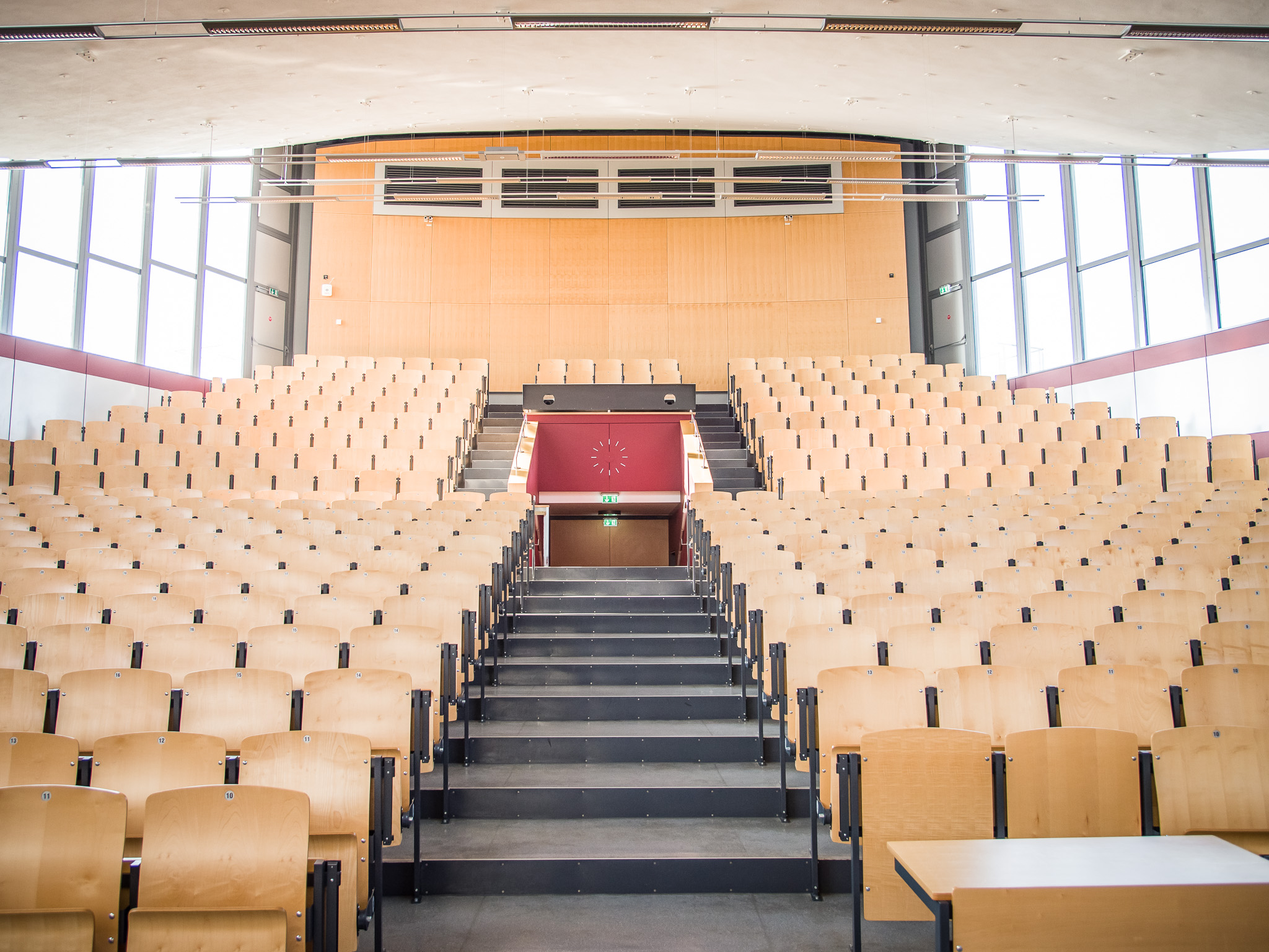 Ein Hörsaal der FHWS in Schweinfurt. Noch sind die Plätze leer, doch während des Semesters lauschen hier Studenten aus aller Welt den Dozenten. Foto: Pascal Höfig