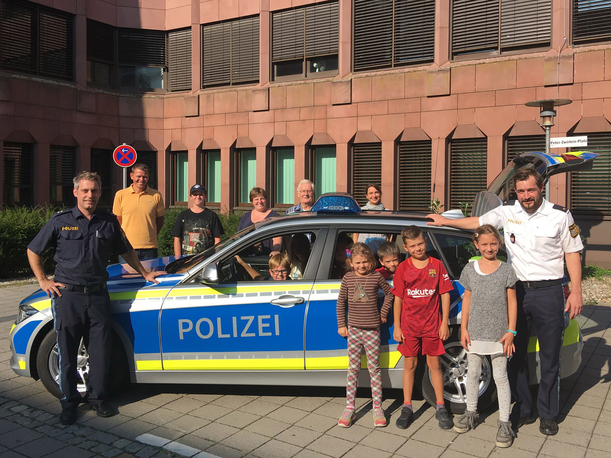 PolizeiSW_Kids Polizeioberkommissar A. Benkert (links) und der stellvertretende Inspektionsleiter, Polizeirat M. Wehner (rechts) mit den Gewinnern. Foto: Polizei