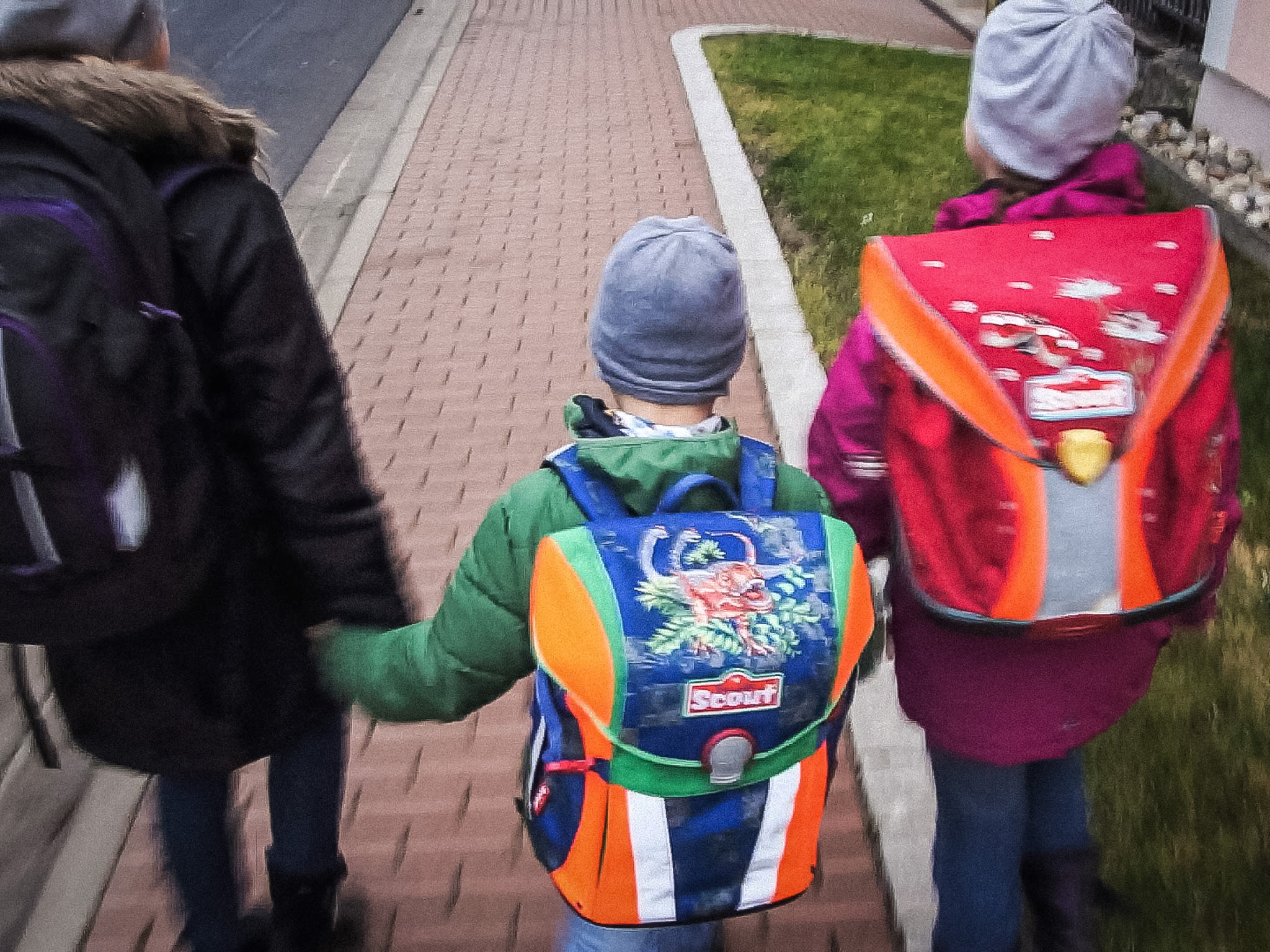 SymbolbildKinder2048 Kinder auf dem Schulweg. Symbolfoto: Dominik Ziegler