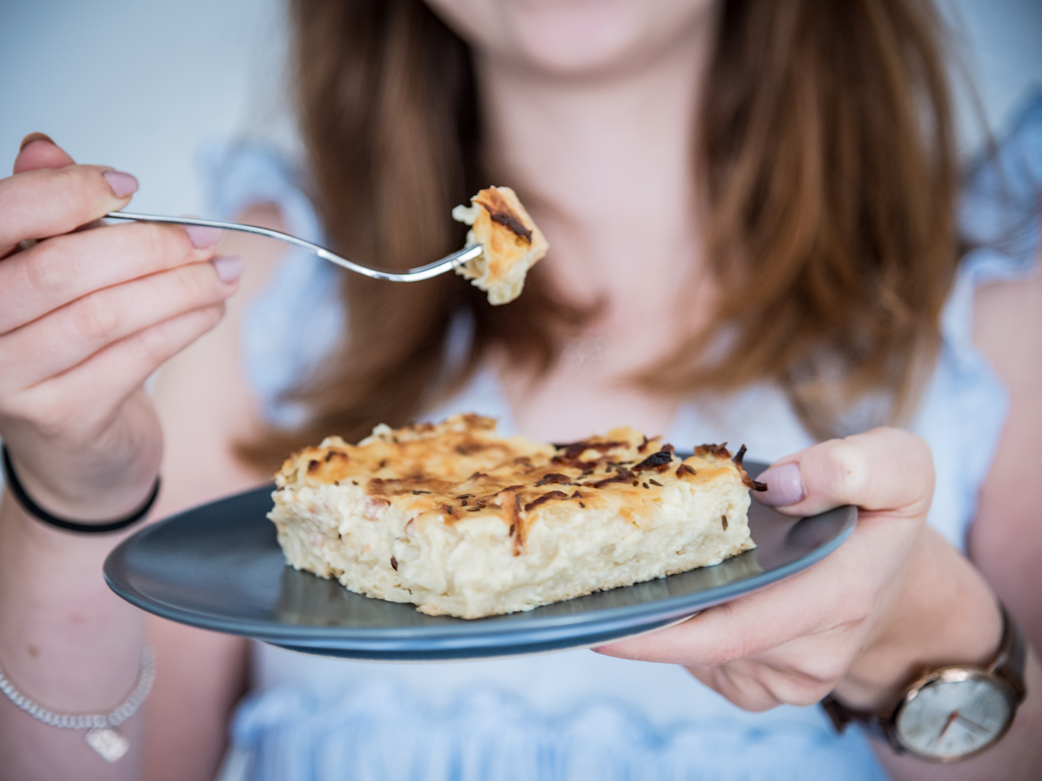Zwiebelkuchen schmeckt am besten mit einem kühlen Glas Federweißer. Foto: Pascal Höfig