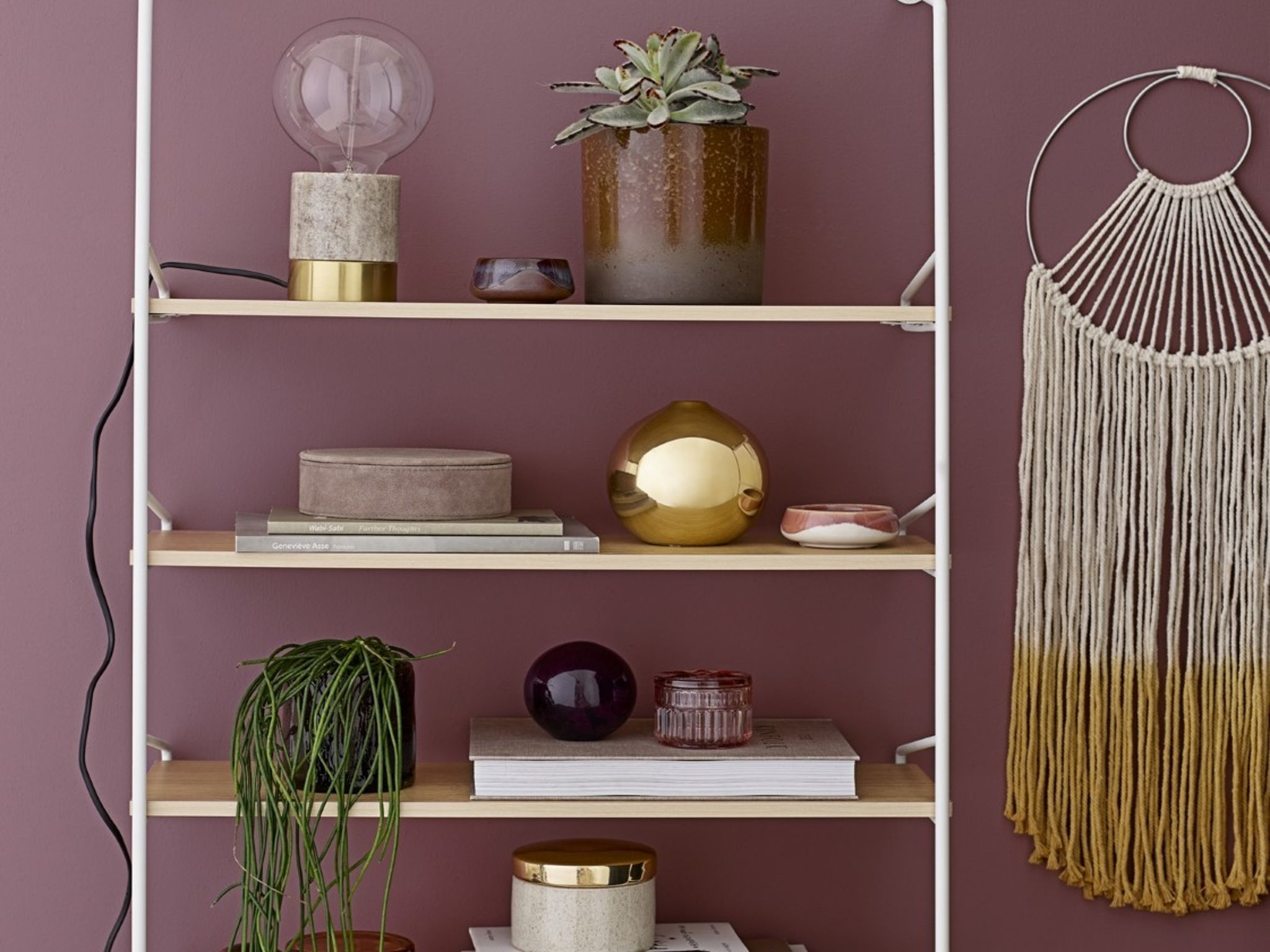 Mal etwas anderes: Den Wand Hanger kann man auch frei im Raum hängen lassen. Foto: einrichten design