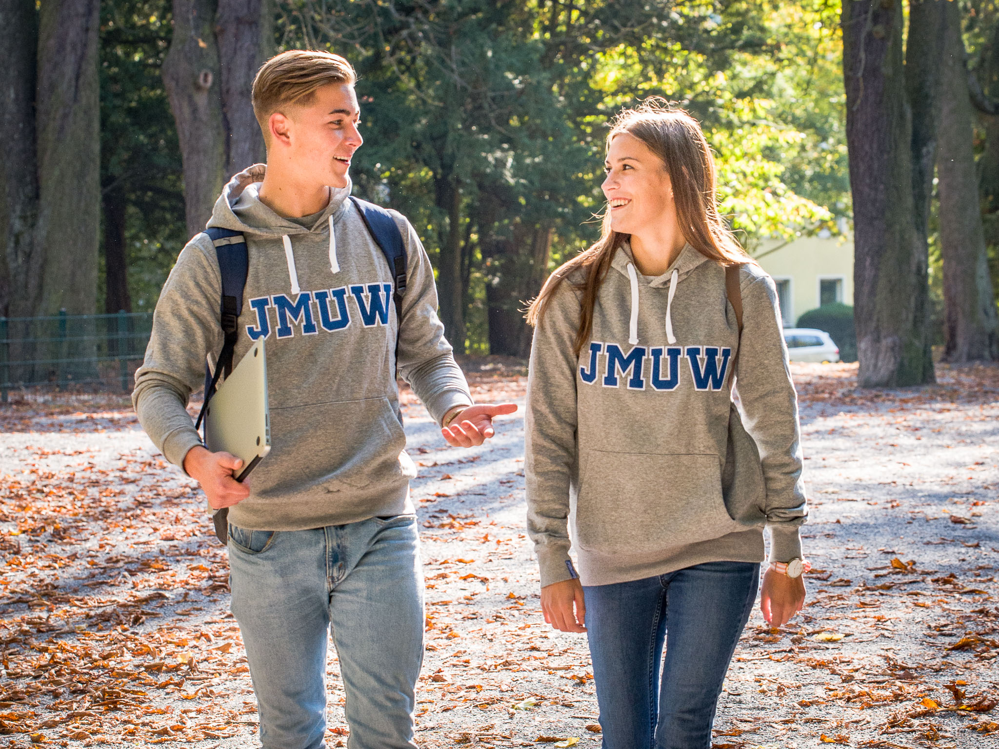 2018 10 10 Hoodie_JMUW_BLOG 02 Das perfekte Outfit für einen Herbsttag. Der JMUW Hoodie. Foto: Pascal Höfig