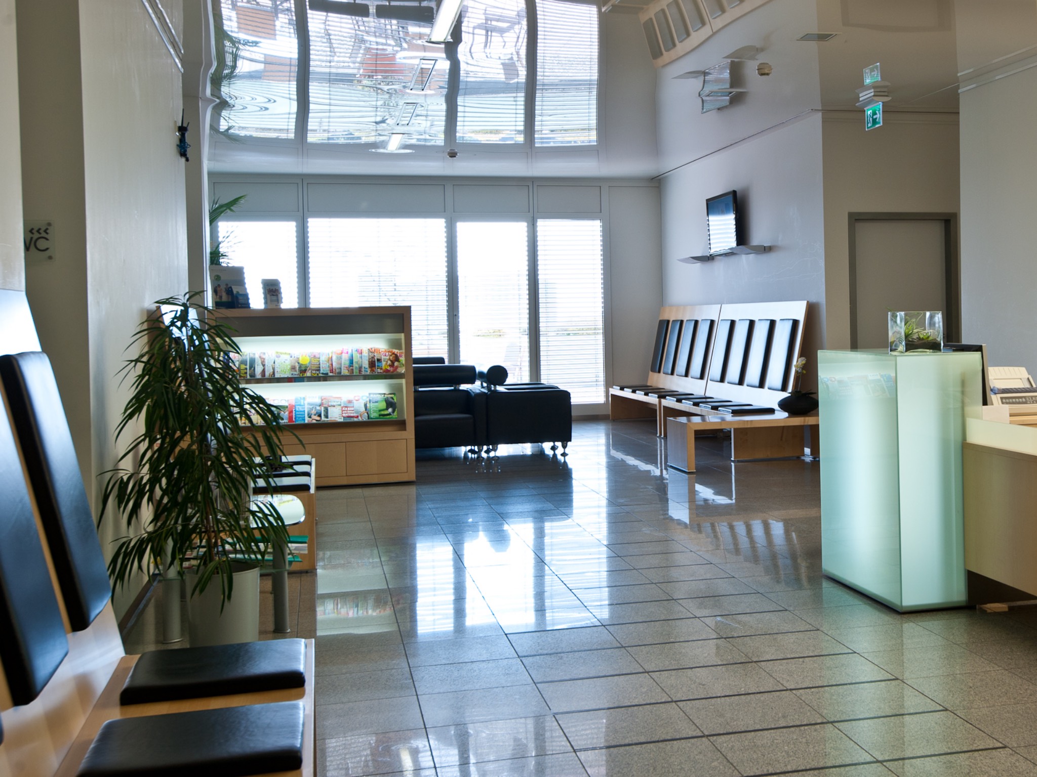 Moderne Einrichtung auch im Wartebereich. Foto: Augen- u. Augenlaserklinik Mainfranken