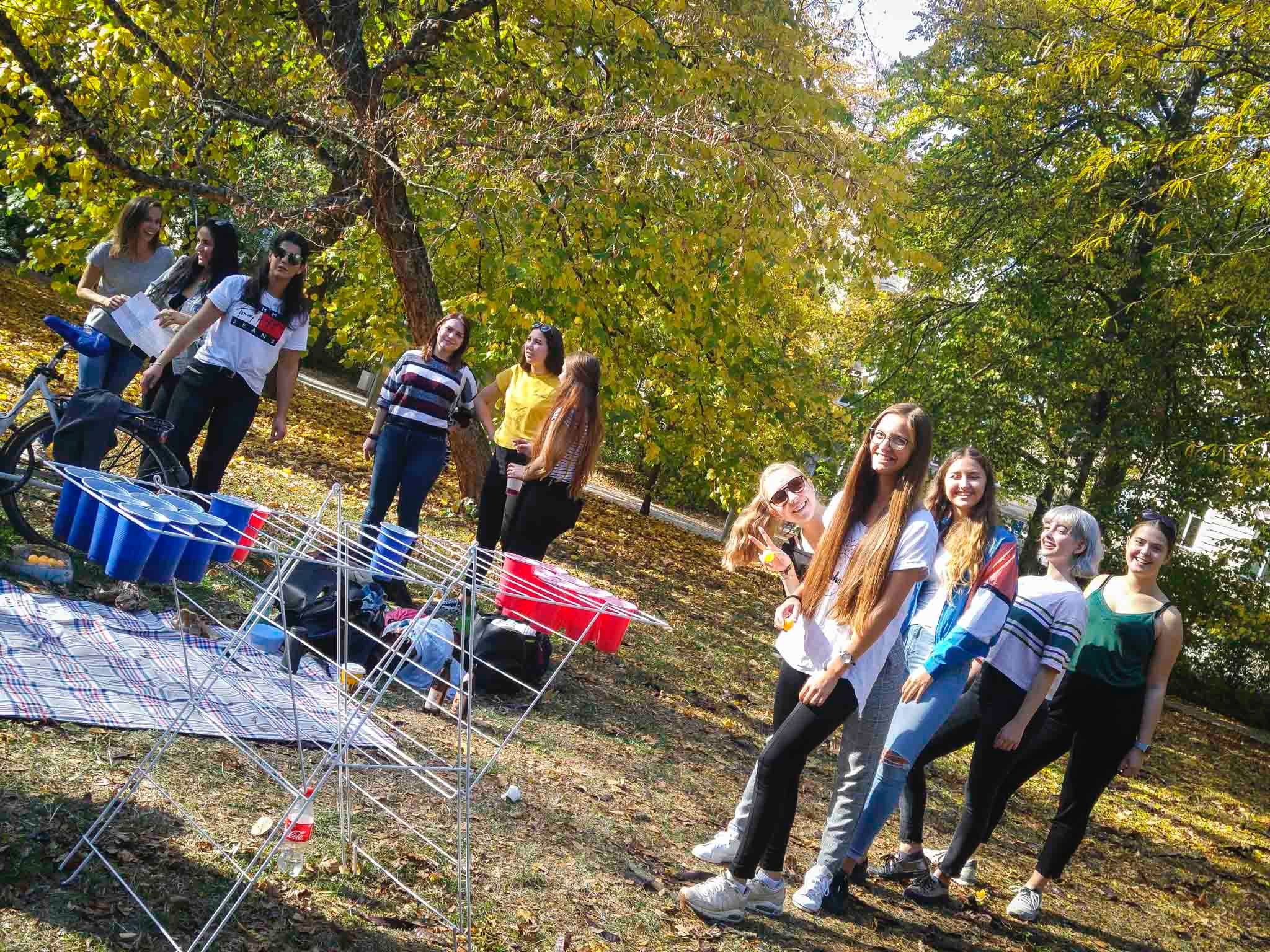 Erstsemester_Rallye-Bierpong Erstsemester beim Bierpong spielen. Foto: Dominik Ziegler