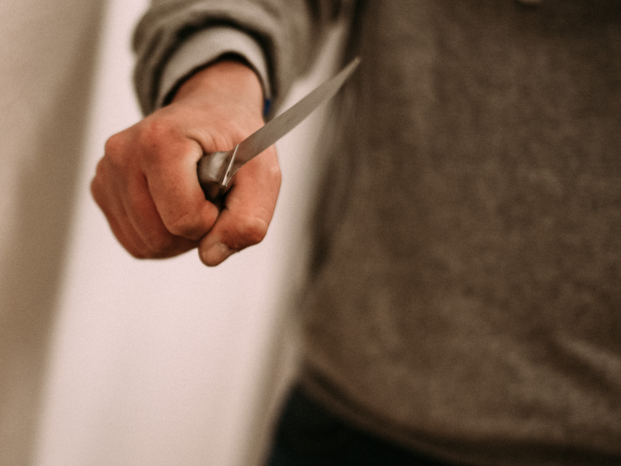 Messer_Gewalt Bedrohung mit einem Messer. Symbolfoto: Pascal Höfig