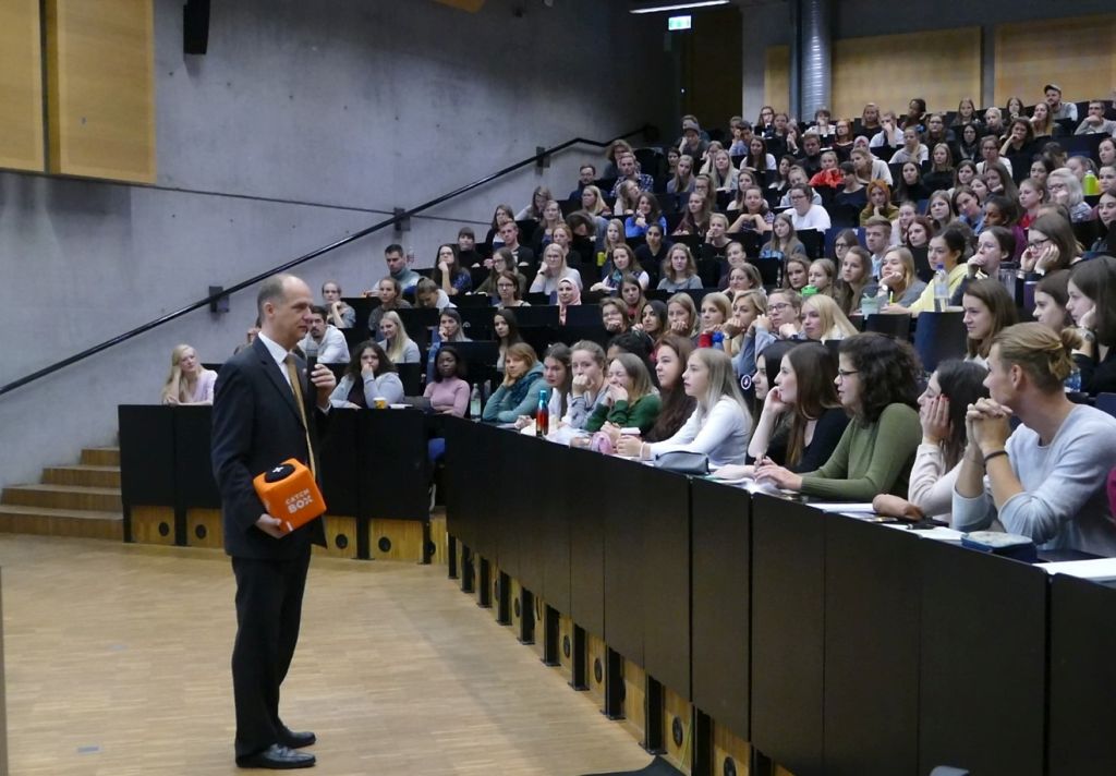 FHWS-Präsident Professor Dr. Robert Grebner begrüßte in Würzburg die Erstsemester-Studierenden. Foto: FHWS / Vanessa Schmitt.