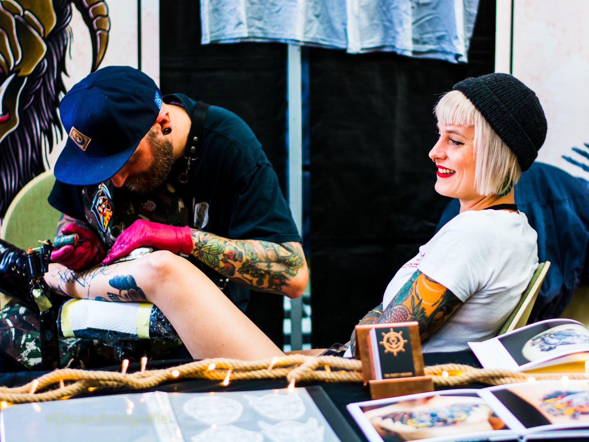 Wer sich genug Inspiration geholt hat, kann sich direkt vor Ort tätowieren lassen. Foto: Schweinfurter Tattoo & Art Convention.