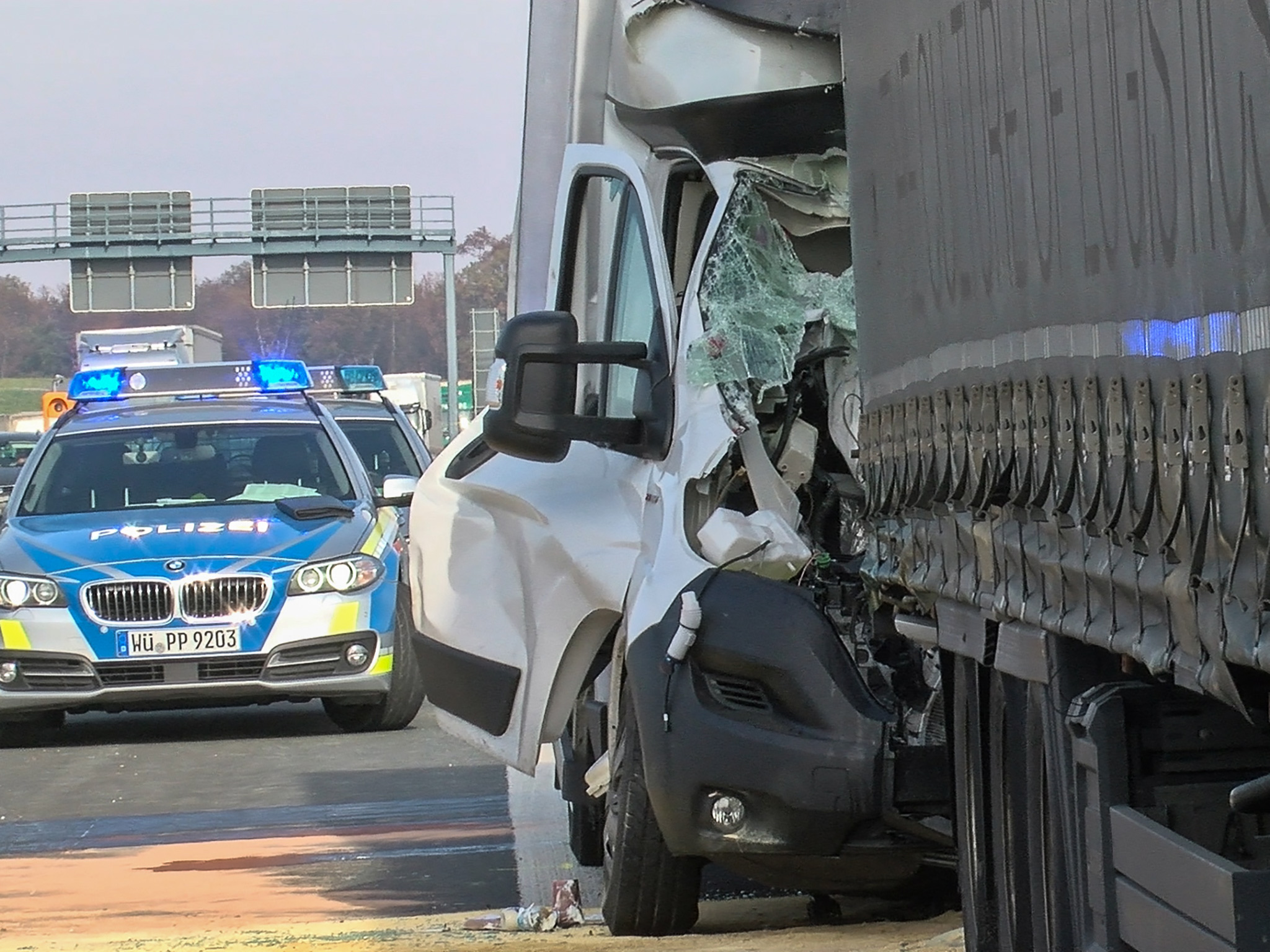 UnfallA3_Biebelried_03 Der Ducato-Fahrer erkannte offenbar das Stauende zu spät und krachte mit hoher Geschwindigkeit auf den Auflieger einer ungarischen Sattelzugmaschine. Foto: Pascal Höfig
