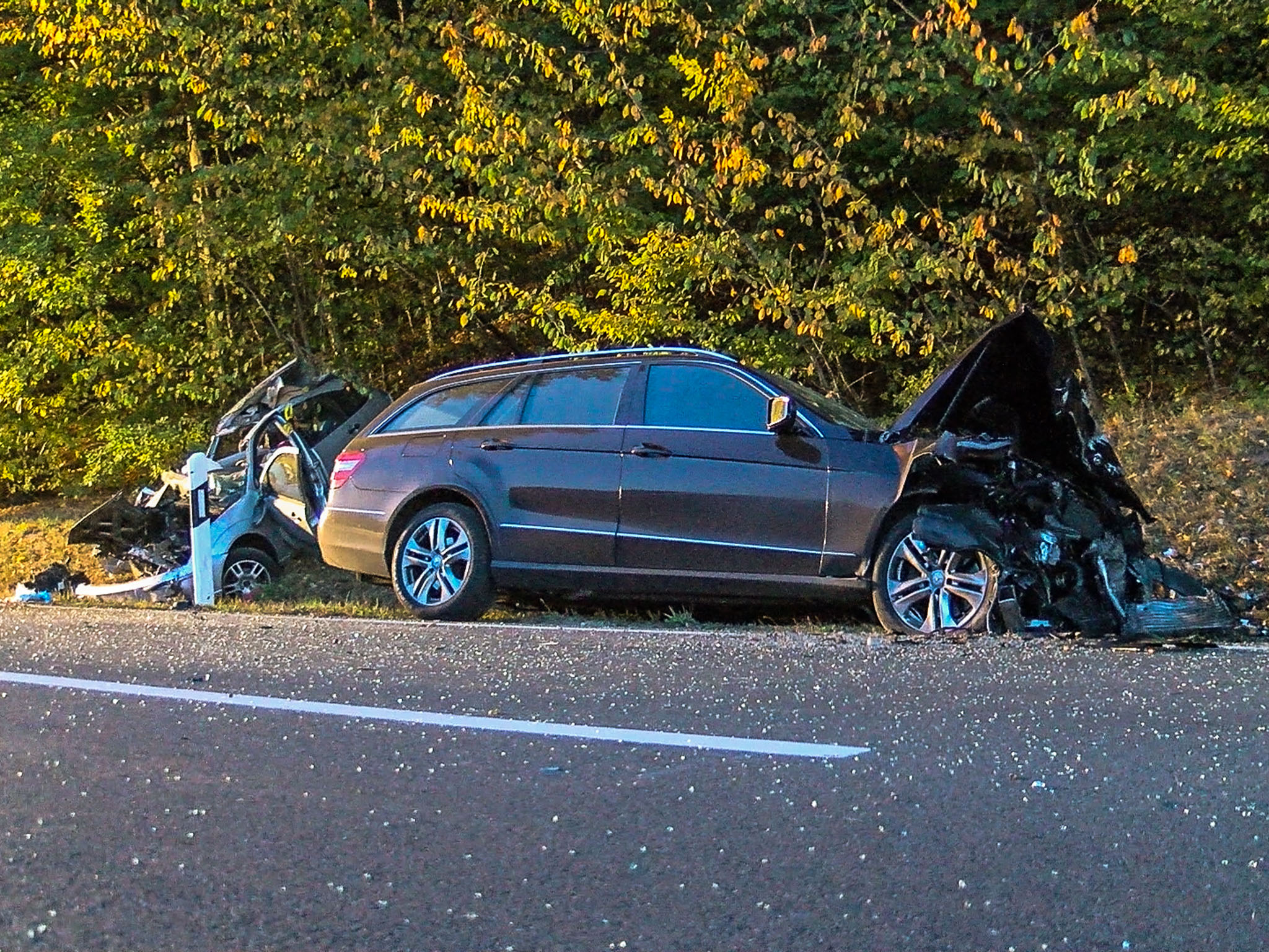 Beide Fahrzeuge wurden nach dem heftigen Aufprall von der Bundesstraße geschleudert. Foto: Pascal Höfig