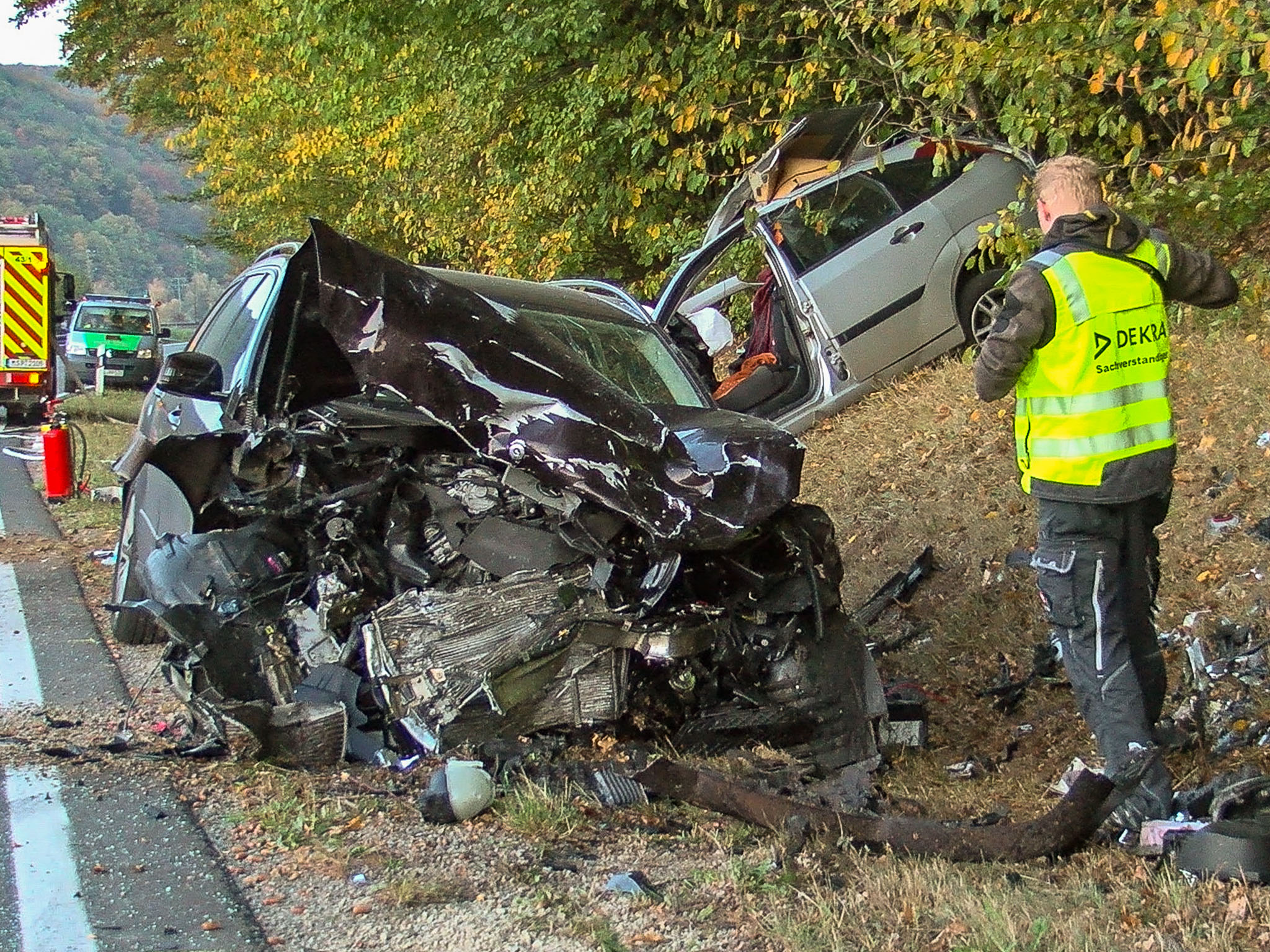 Kurz nach Wernfeld geriet der Focus aus bislang noch ungeklärter Ursache auf die Gegenfahrbahn und kollidierte dort mit dem Mercedes. Foto: Pascal Höfig