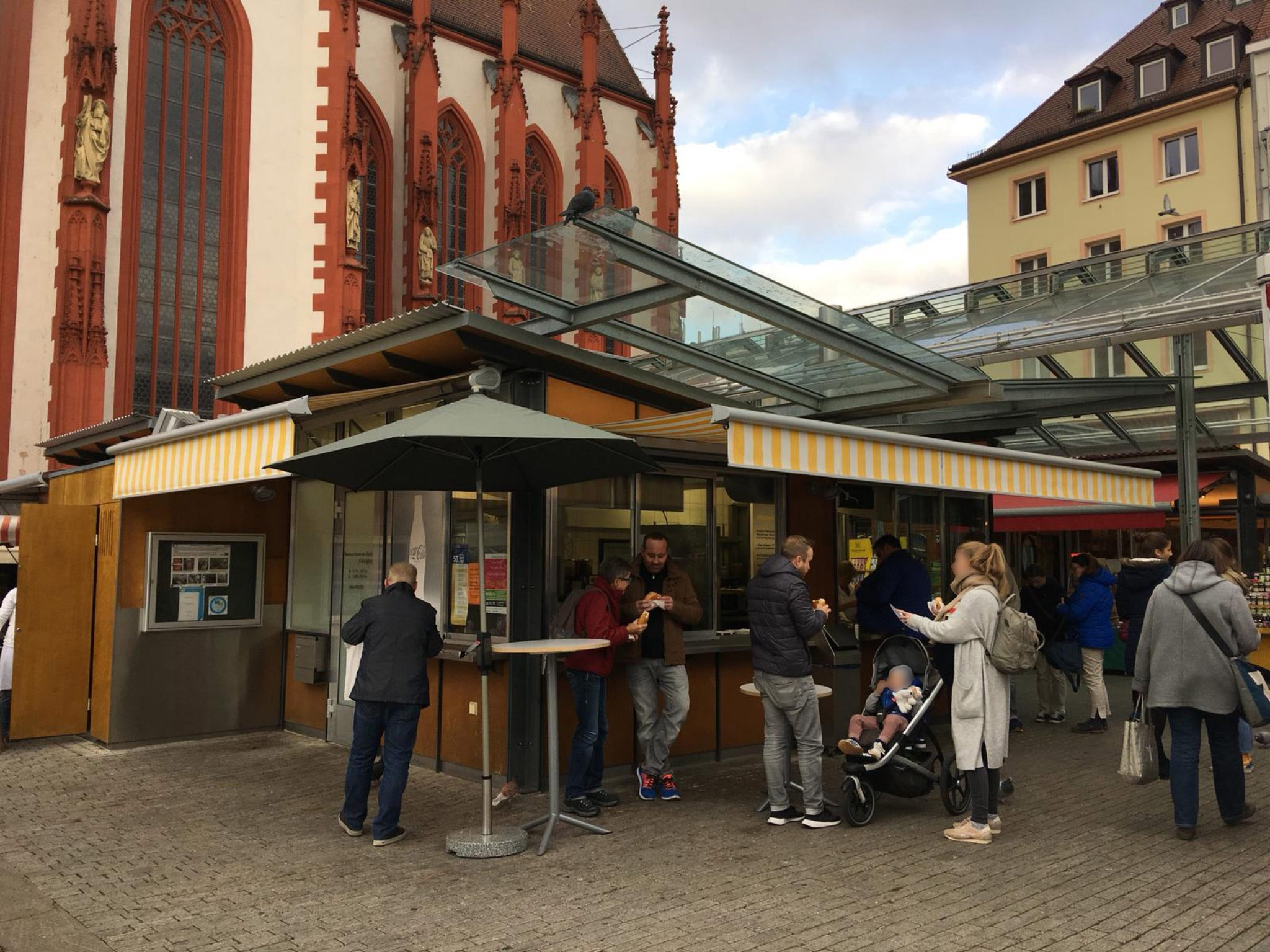 Bratwurst_Innenstadt Der Bratwurststand Knüpfing auf dem Marktplatz. Foto: Katharina Bormann