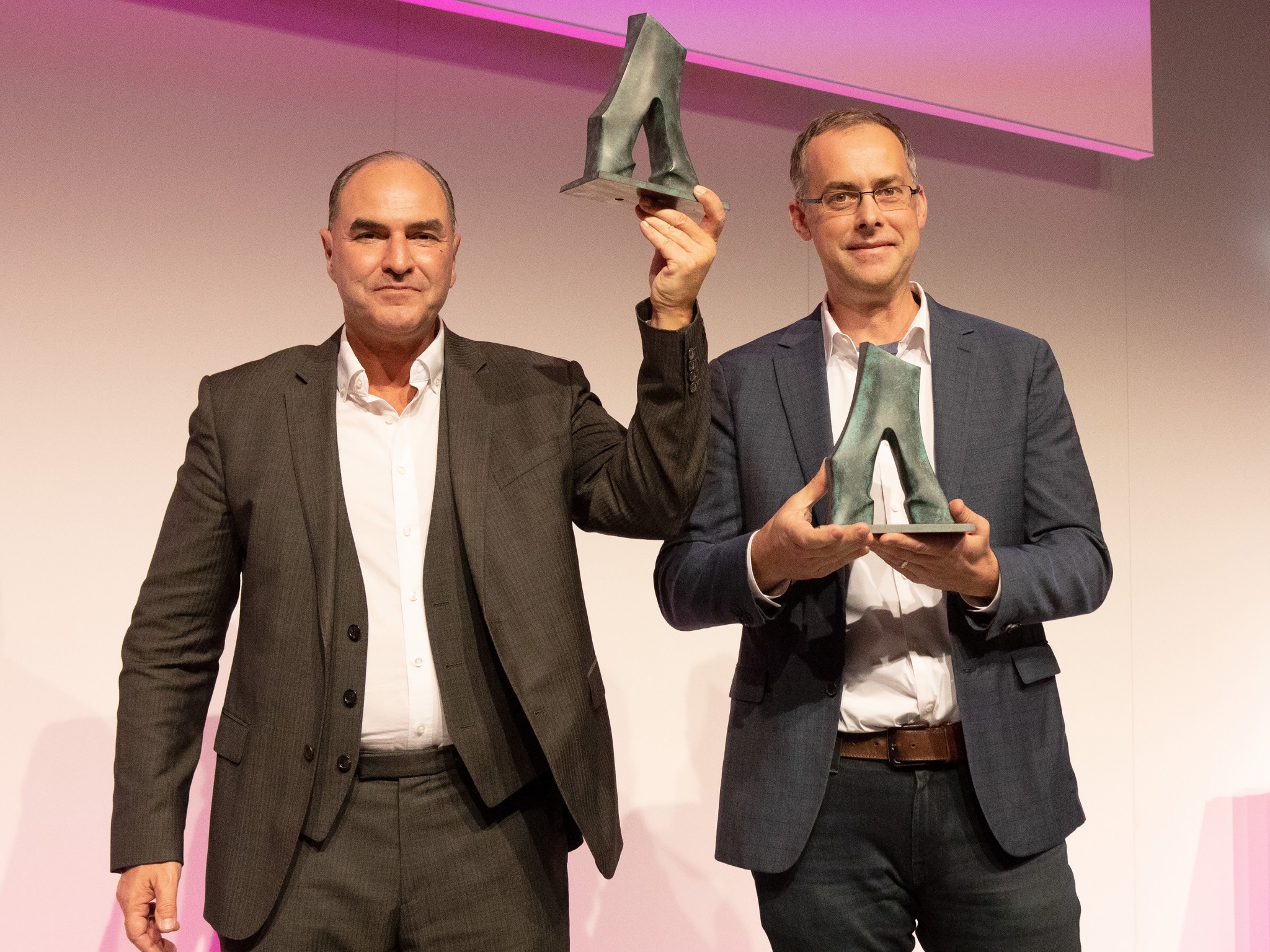 Erfinder-des-Jahres Peter Jakob (links) und Mark Griswold wurden von Siemens als Erfinder des Jahres 2018 geehrt.
