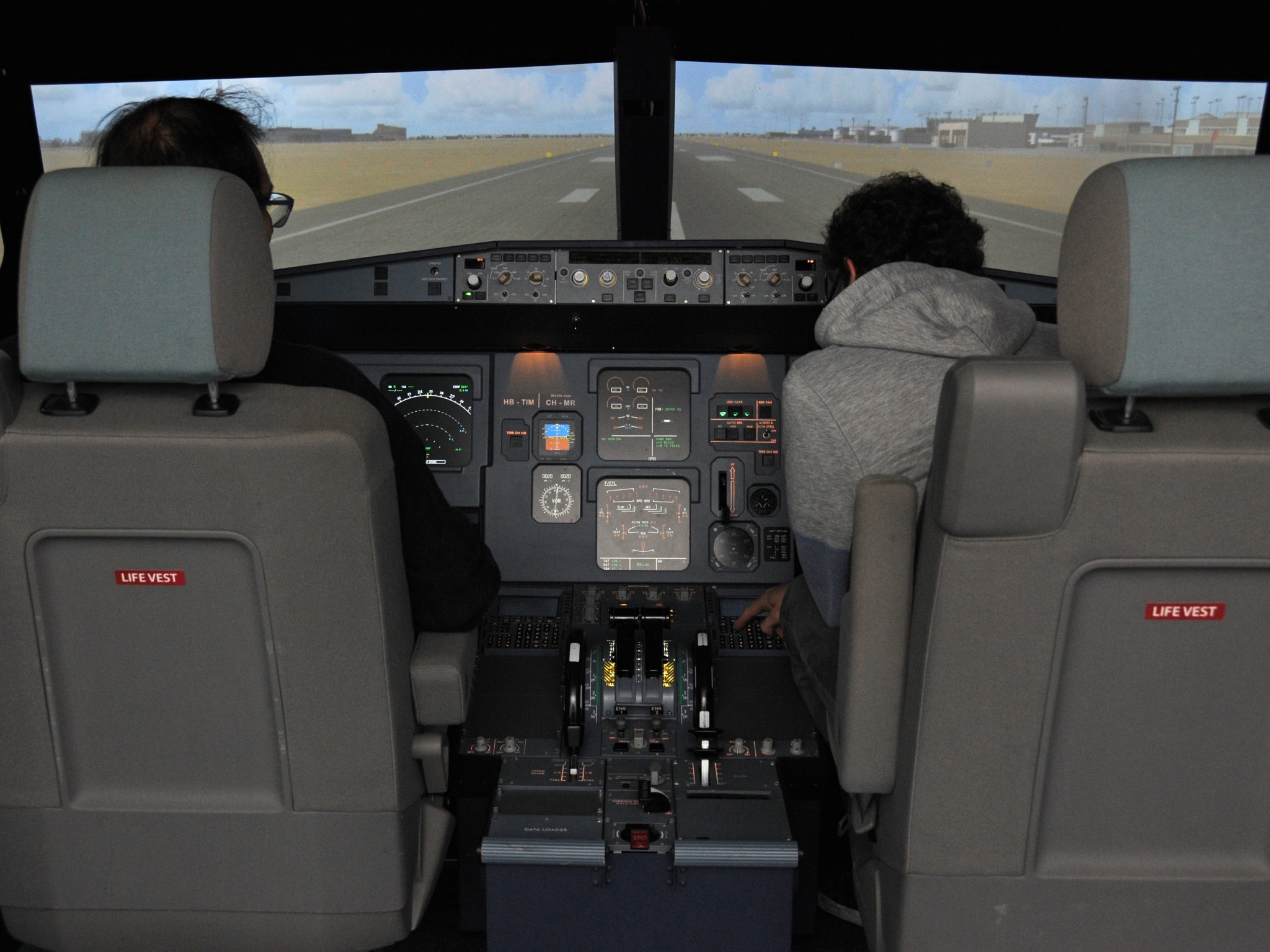 Flugsimulator1 Damit die Studierenden wissen, wie die Anzeigen in einem Flugzeug aussehen, gibt es an der Universität Würzburg einen Flugsimulator.