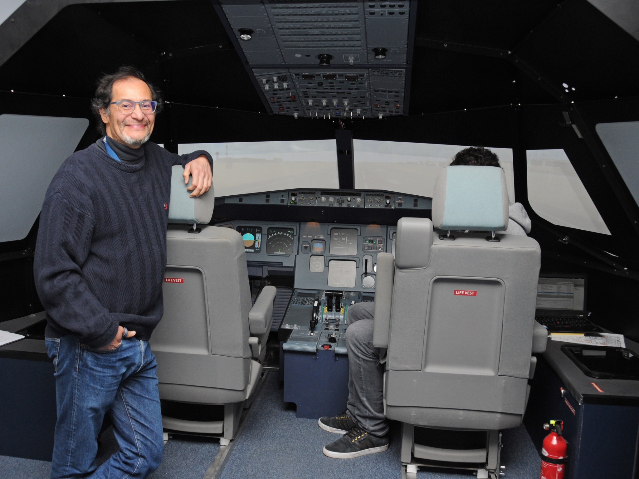 Sergio Montenegro hat einen Flugsimulator an die Universität Würzburg geholt.