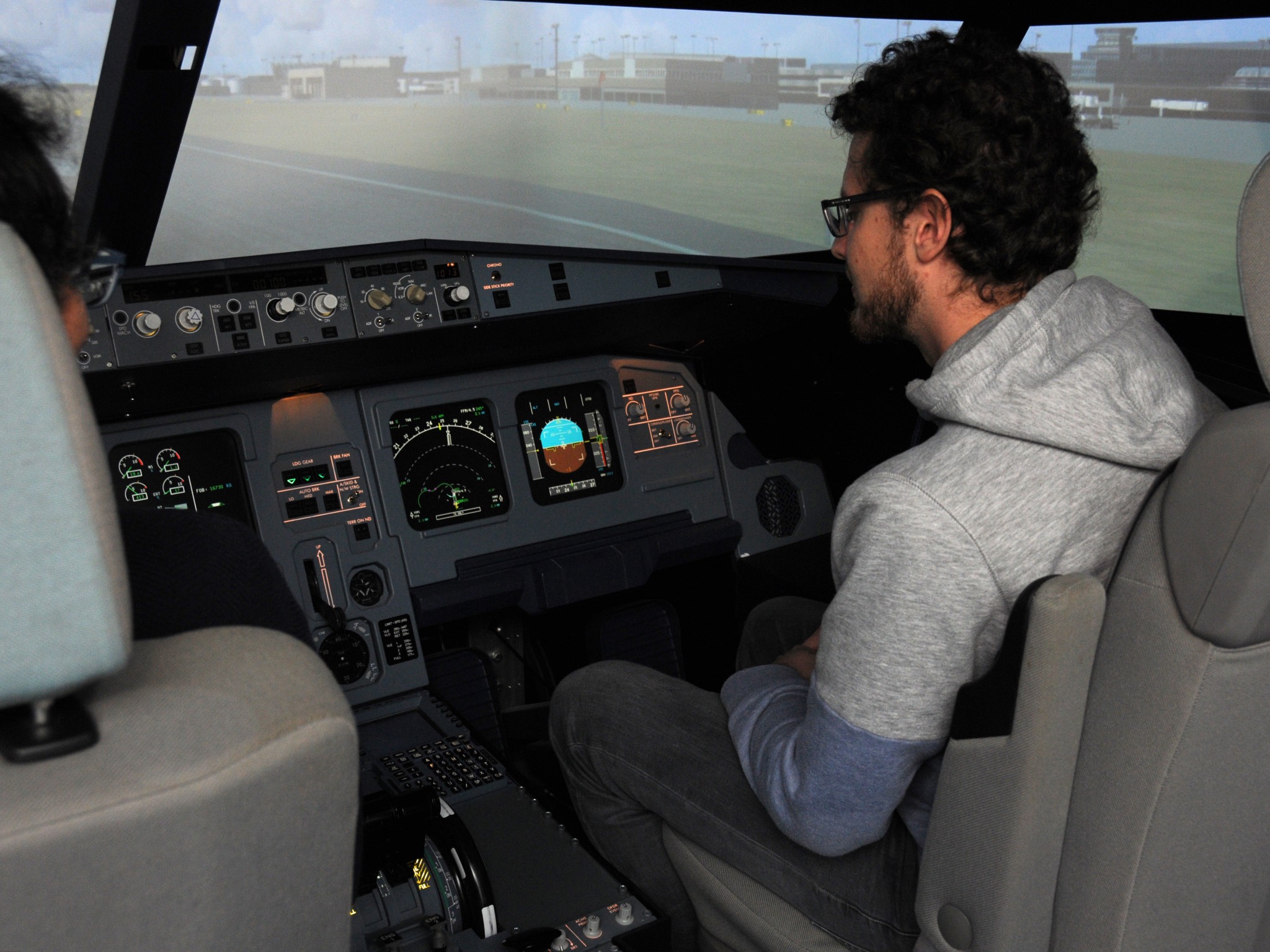 Tobias Mikschl entwirft zusammen mit Sergio Montenegro und einem erfahrenen Piloten ein Einführungsseminar für die Studierenden.