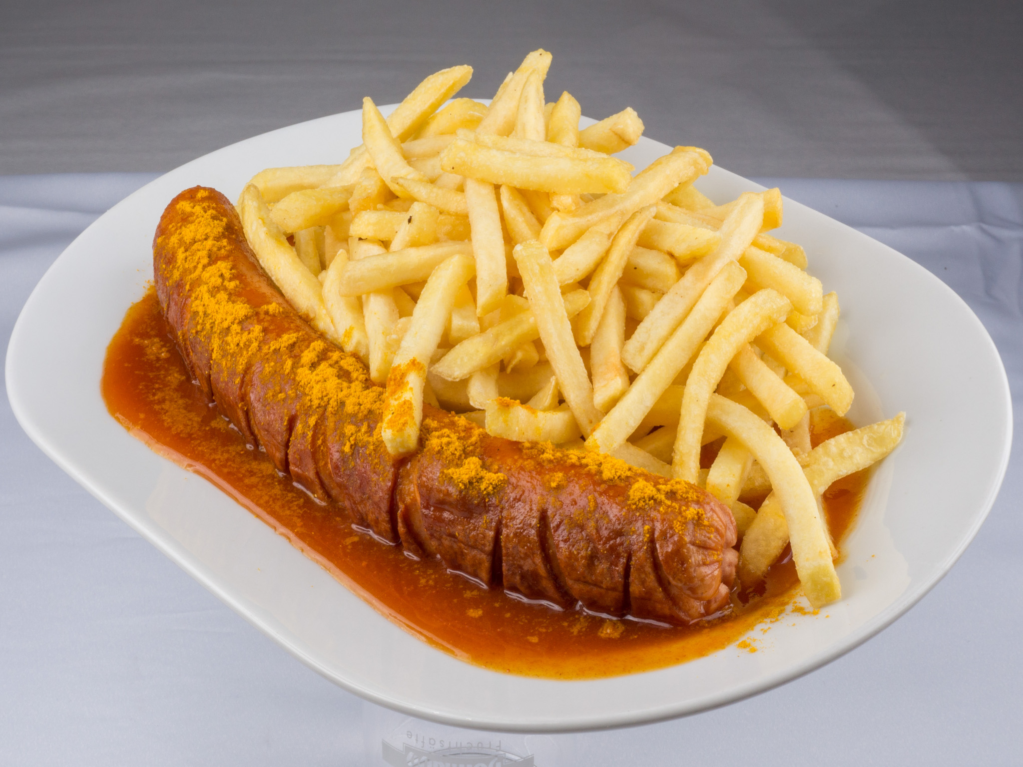 Currywurst ist ein Dauerbrenner im MainBistro. Foto: Modehaus Gebrüder Götz