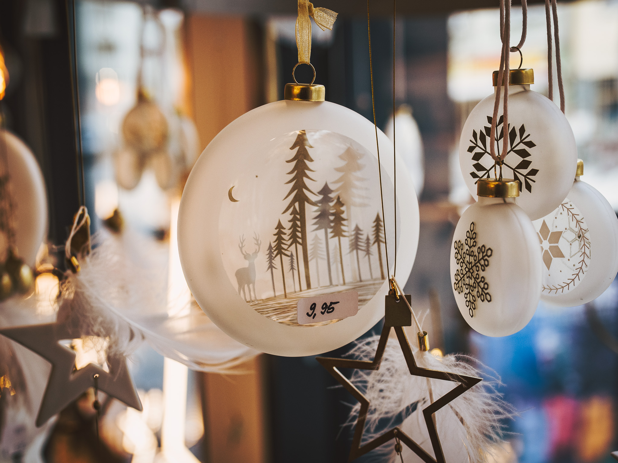 2018 12 05 einrichten-design Weihnachten (10 von 19) NICHT PASCAL Ovale Kugeln aus Milchglas. Foto: Pascal Höfig