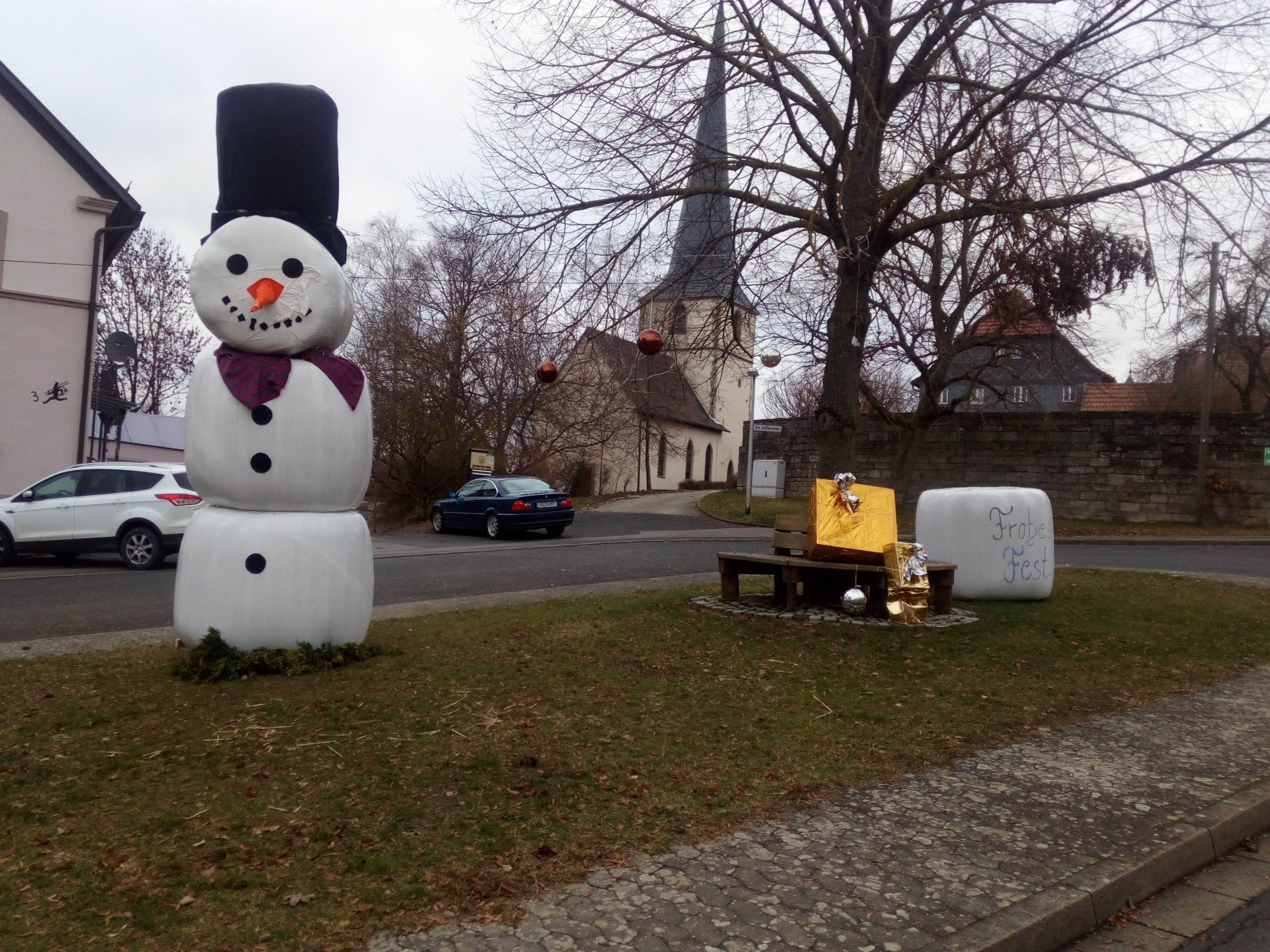 Der größte Schneemann Gestern wurde in Altenmünster der größte Schneemann im Landkreis Schweinfurt entdeckt. Foto: Gerald Raab