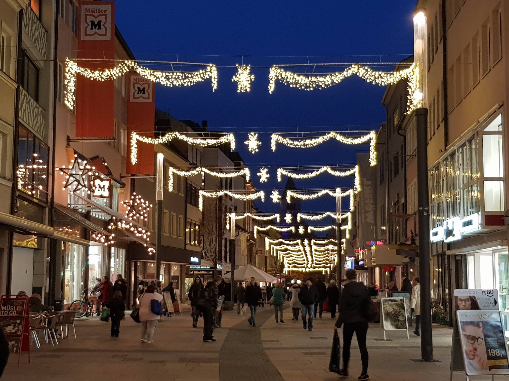 Die Schweinfurter Innenstadt ist weihnachtlich beleuchtet und lädt zum Bummeln ein. Foto: Dirk Flieger