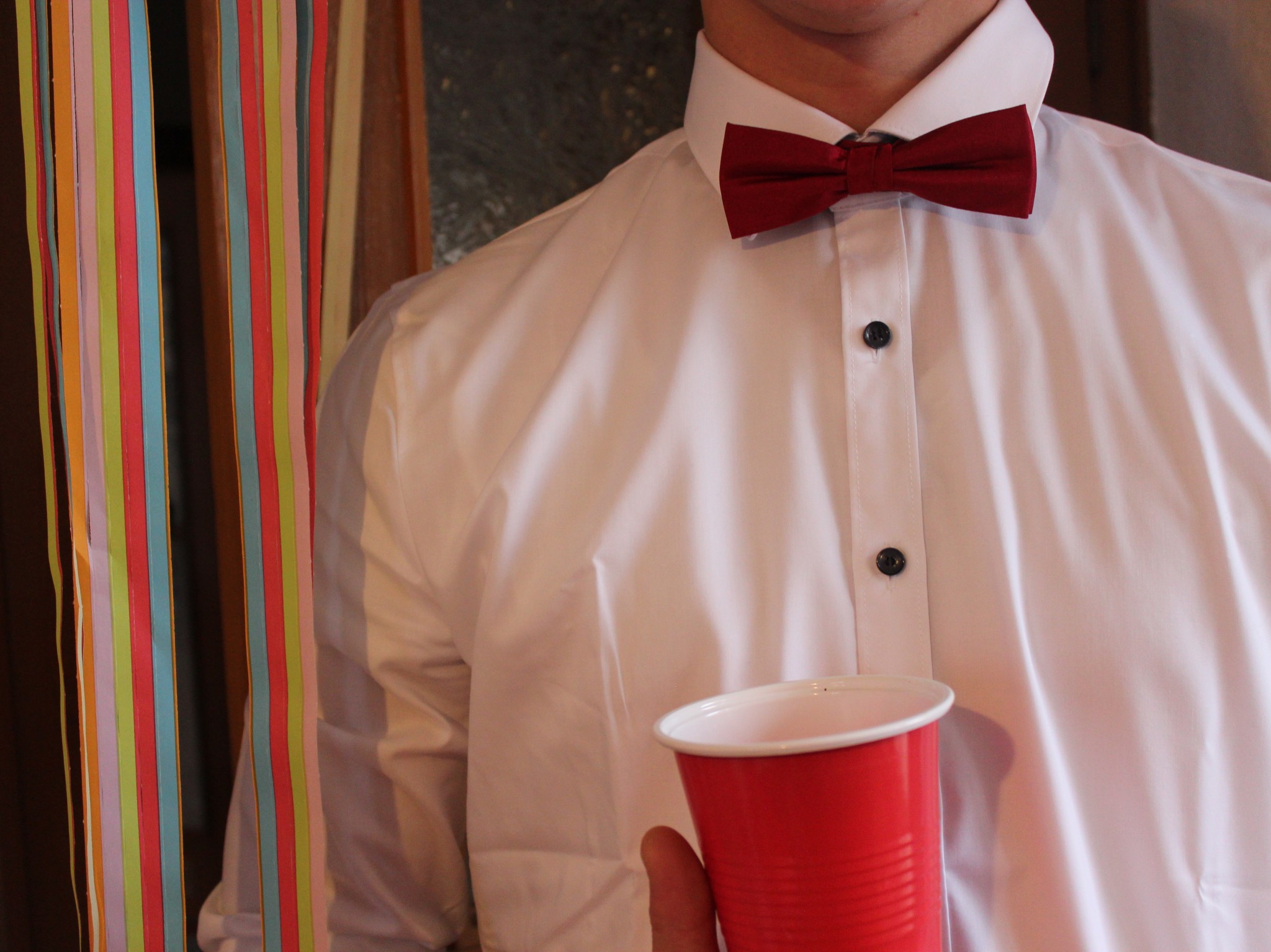 Die Fliege und ein weißes Hemd sind ein perfektes Silvesteroutfit. Foto: Katrin Bardutzky