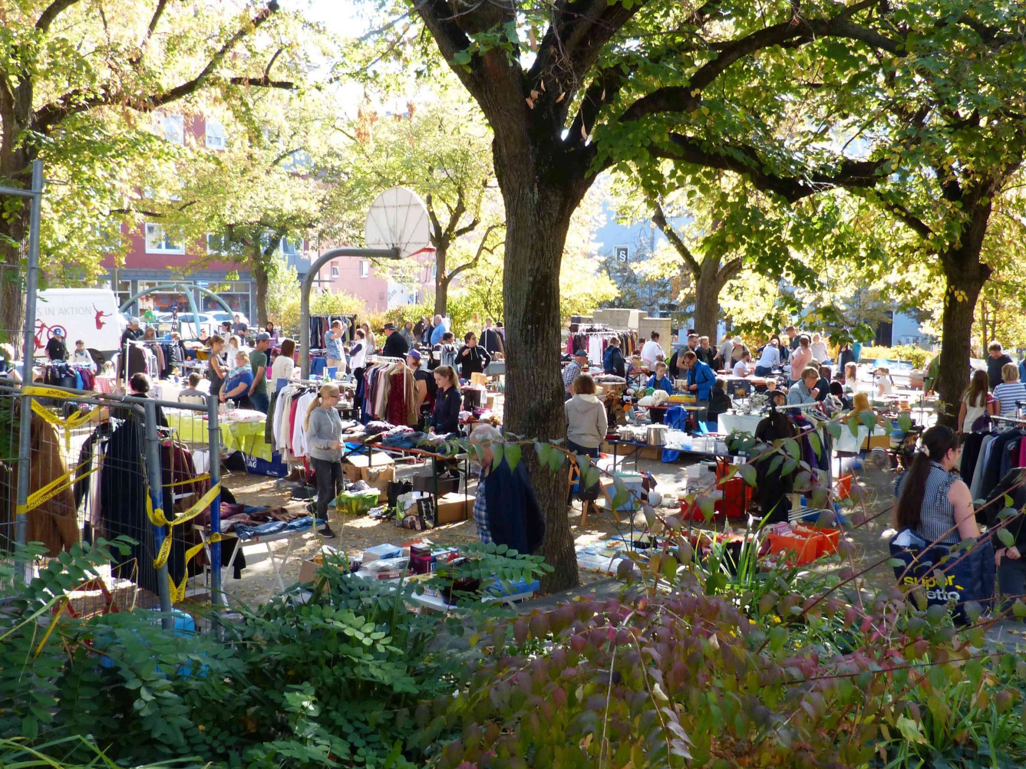 Der Familienflohmarkt in Grombühl auf dem Wagnerplatz. Foto: Jörg Kieser