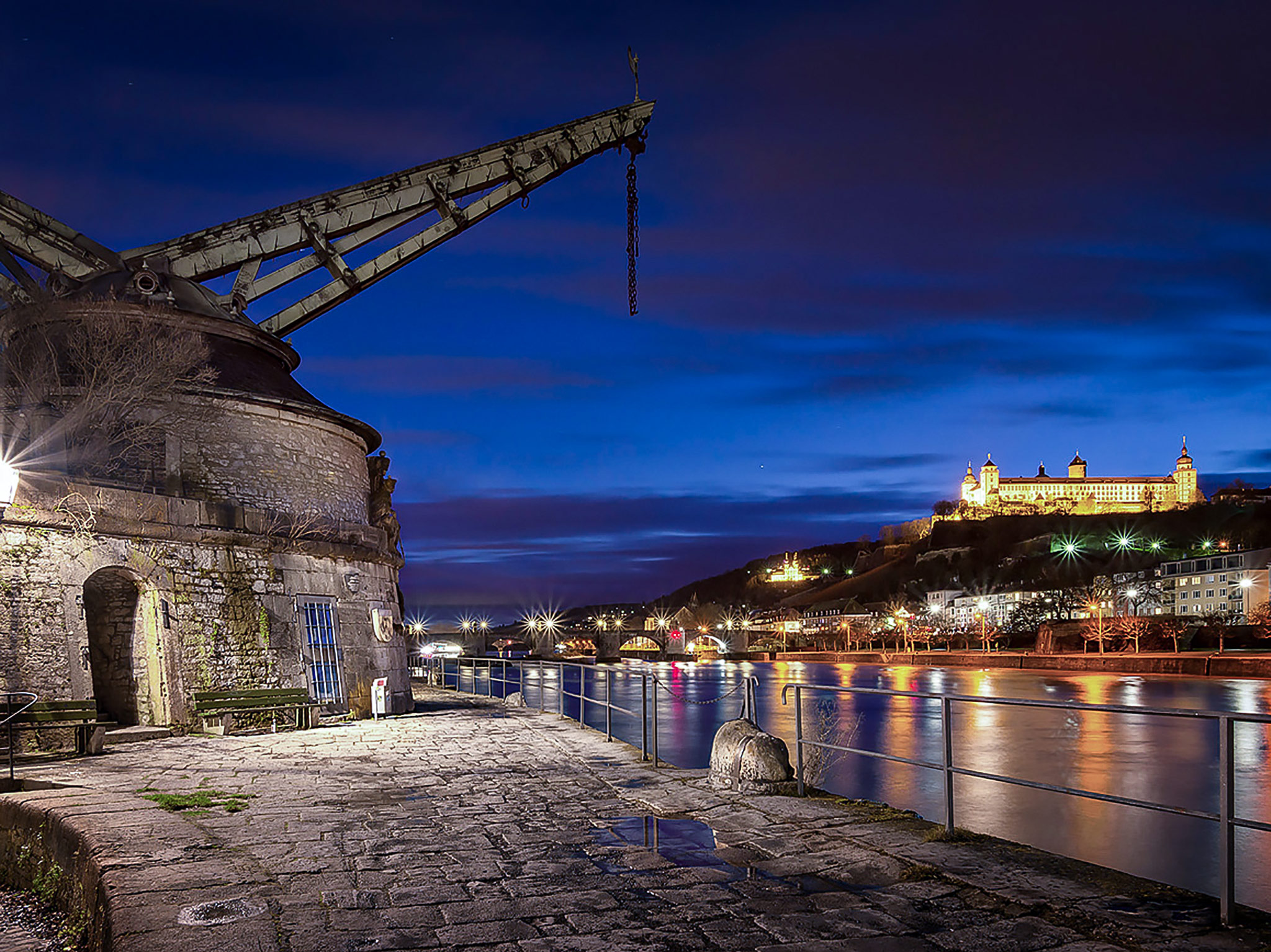 Kranenkai_Festung_Nacht Der Würzburger Kranenkai und die Festung bei Nacht. Foto: Pascal Höfig