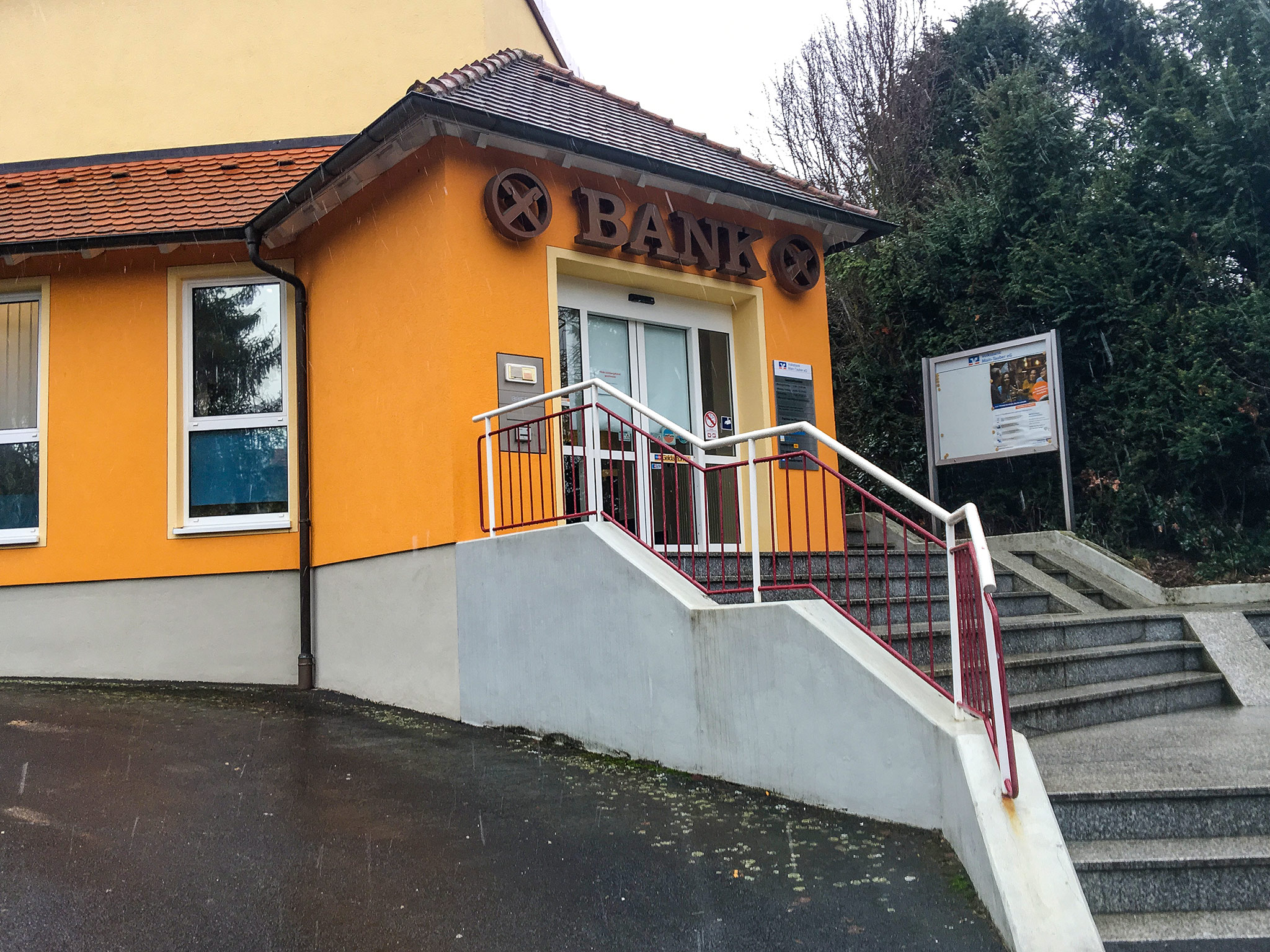 Oberaltertheim1 Gegen 06:15 Uhr wurden Anwohner in der Raiffeisenstraße in Oberaltertheim (Lkr. Würzburg) durch einen lauten Knall auf einen Einbruch in eine Bankfiliale aufmerksam. Foto: Pascal Höfig