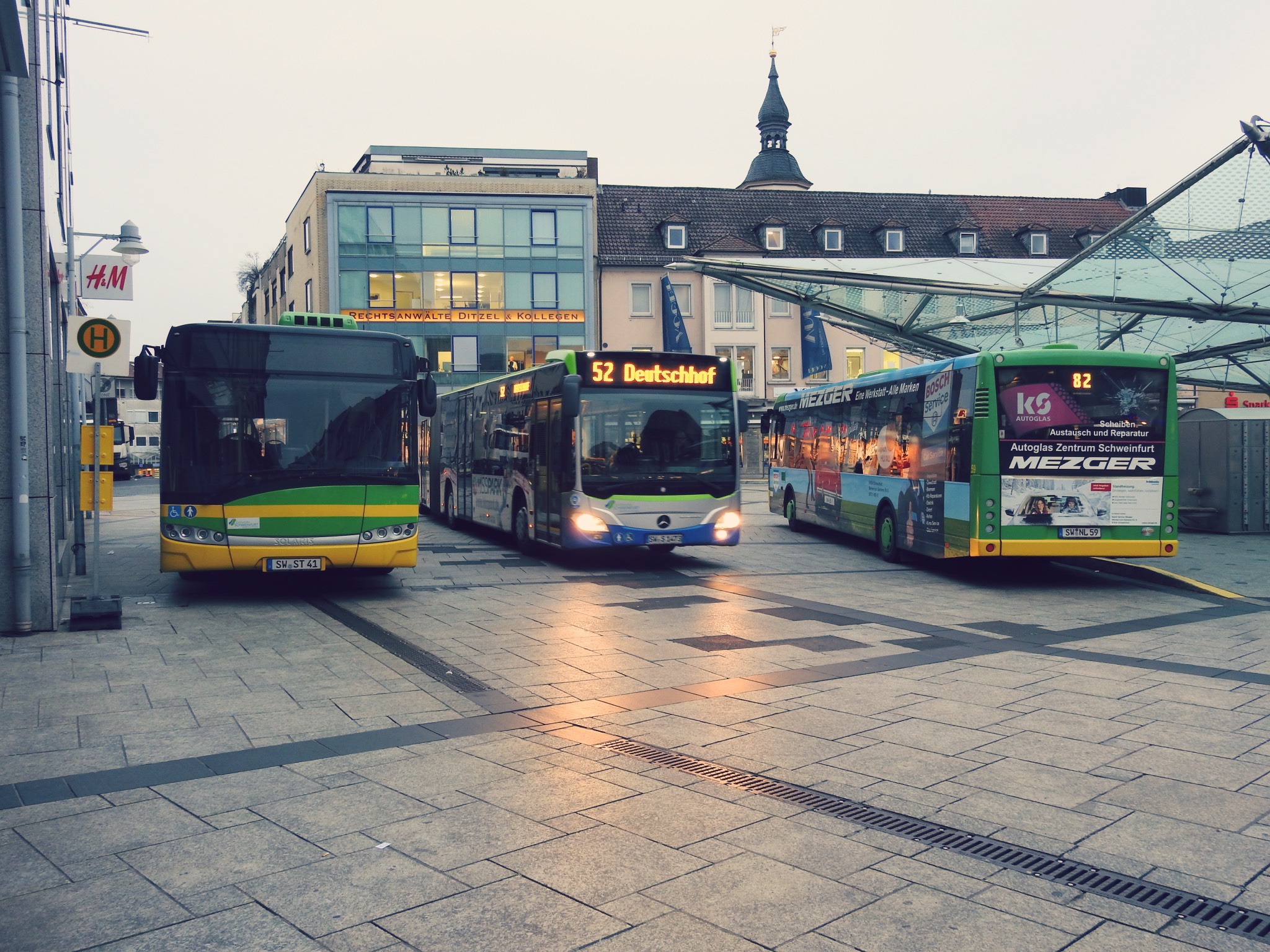 Busse_Rossmarkt_SW Stadtbusse am Roßmarkt. Foto: Dirk Flieger