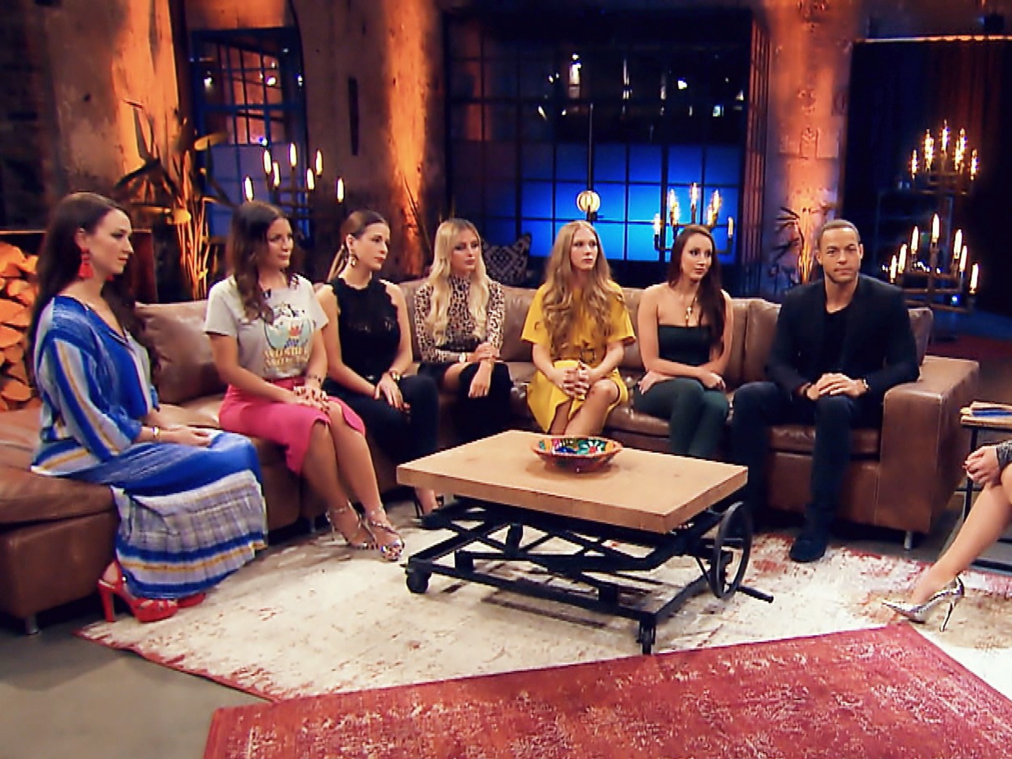 Zu Besuch bei Frauke Ludowig (r.): Christina, Stefanie, Nadine, Jade, Vanessa, Isabell und Andrej (v.l.). Alle Episoden von "Der Bachelor" bei TVNOW: www.tvnow.de. Foto: MG RTL D