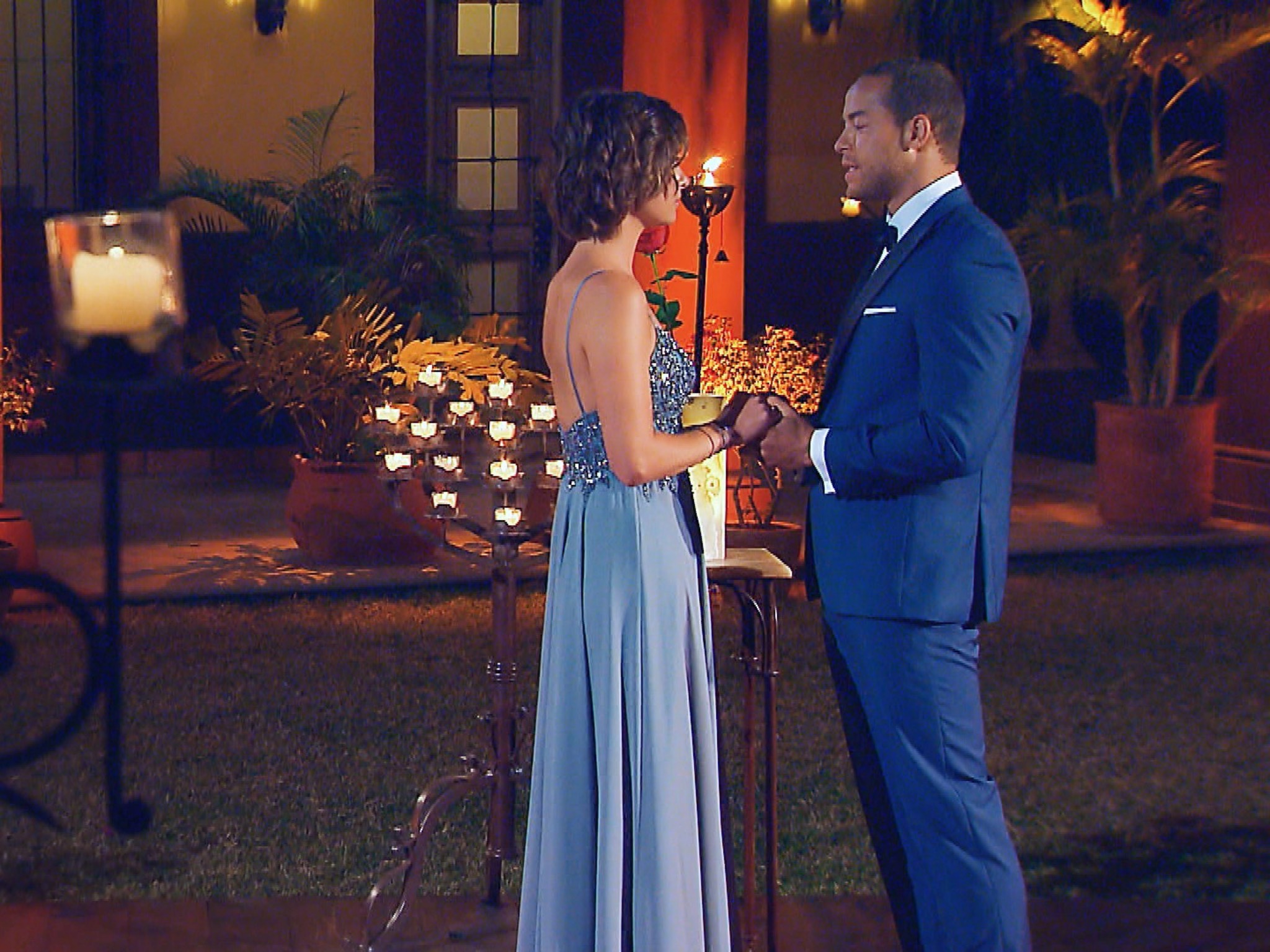 Jennifer im Gespräch mit Andrejs Mama Monika. Alle Episoden von "Der Bachelor" bei TVNOW: www.tvnow.de. Foto: MG RTL D