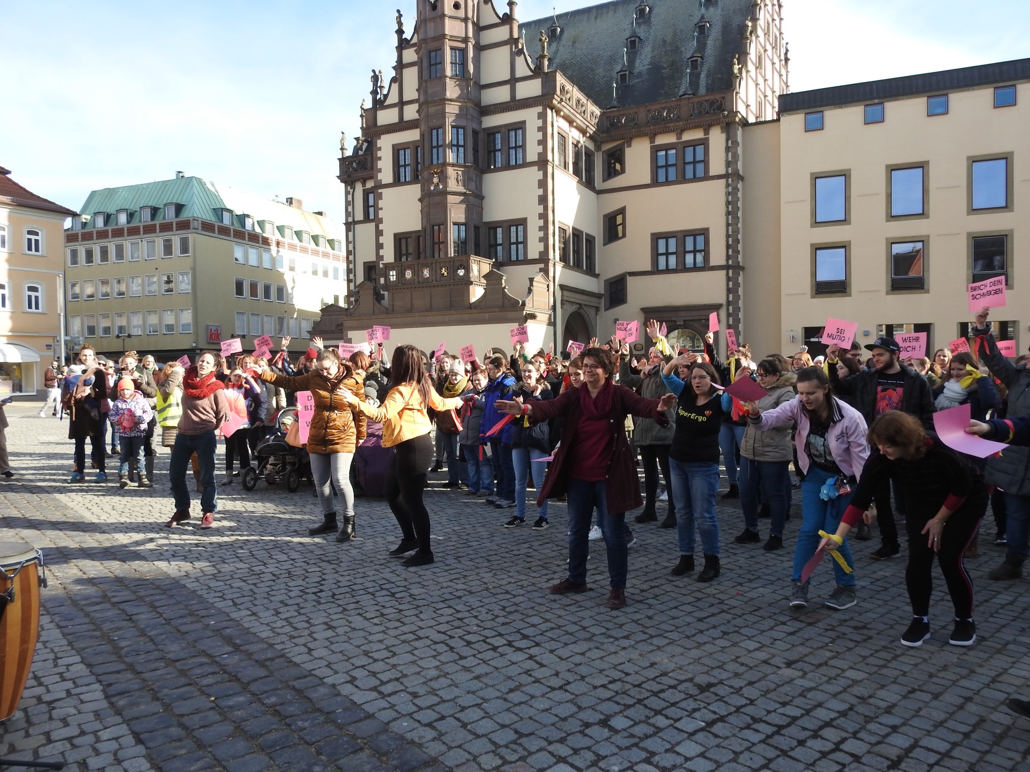 OneBillionRisingMarktplatz_SW One Billion Rising - Flashmob auf dem Schweinfurter Marktplatz. Foto: Dirk Flieger