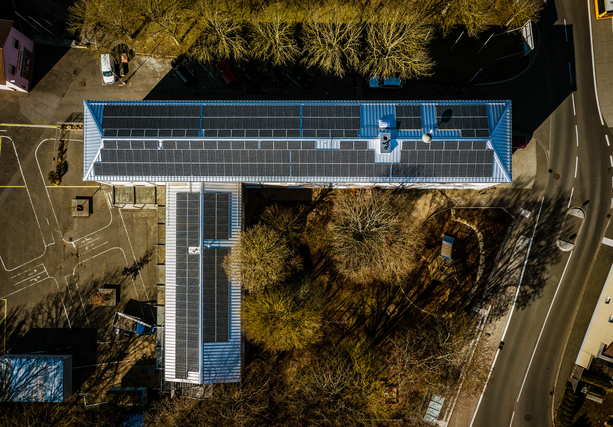 Solarstrom via Grundschuldach. Foto: TOM BAUER – AD PHOTOGRAPHY