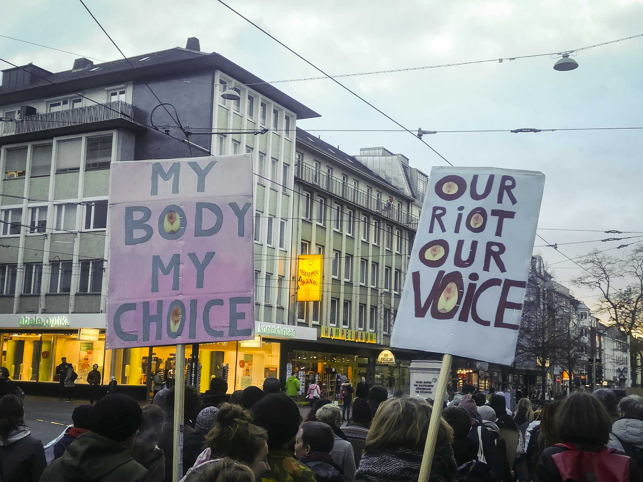 Feministische-Tanzdemonstration Feministische Tanzdemo am Weltfrauentag. Foto: Jessica Hänse