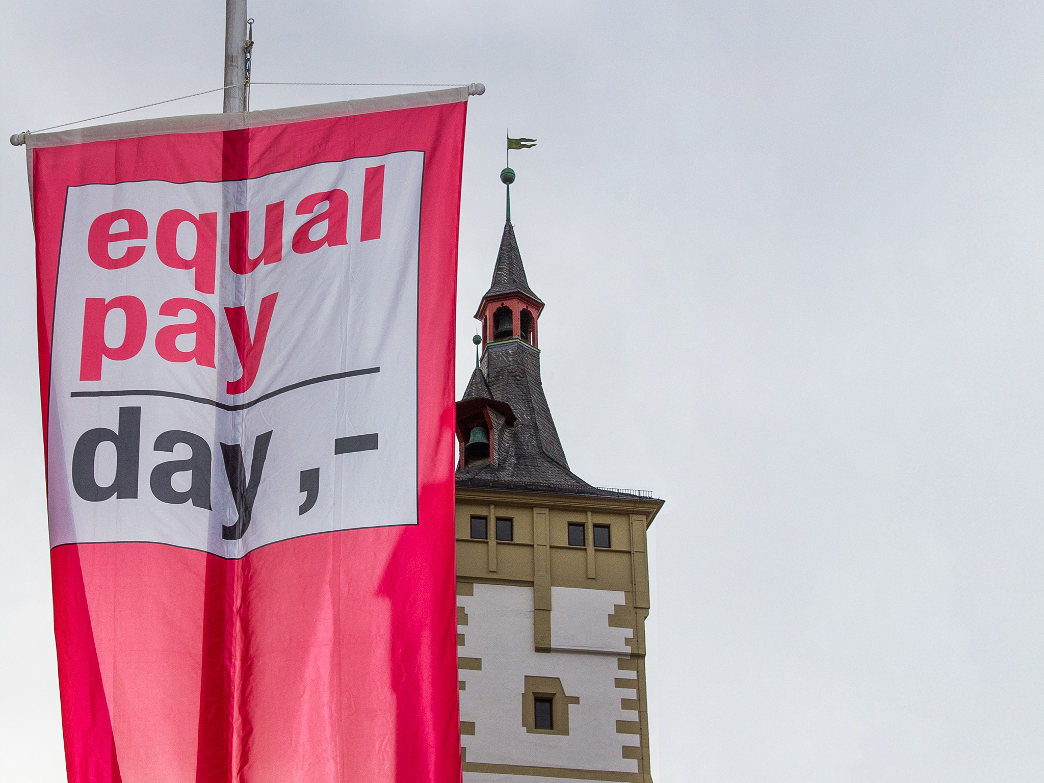 Equal-Pay-Day Rote Fahnen am Equal Pay Day in Würzburg. Foto: Pascal Höfig