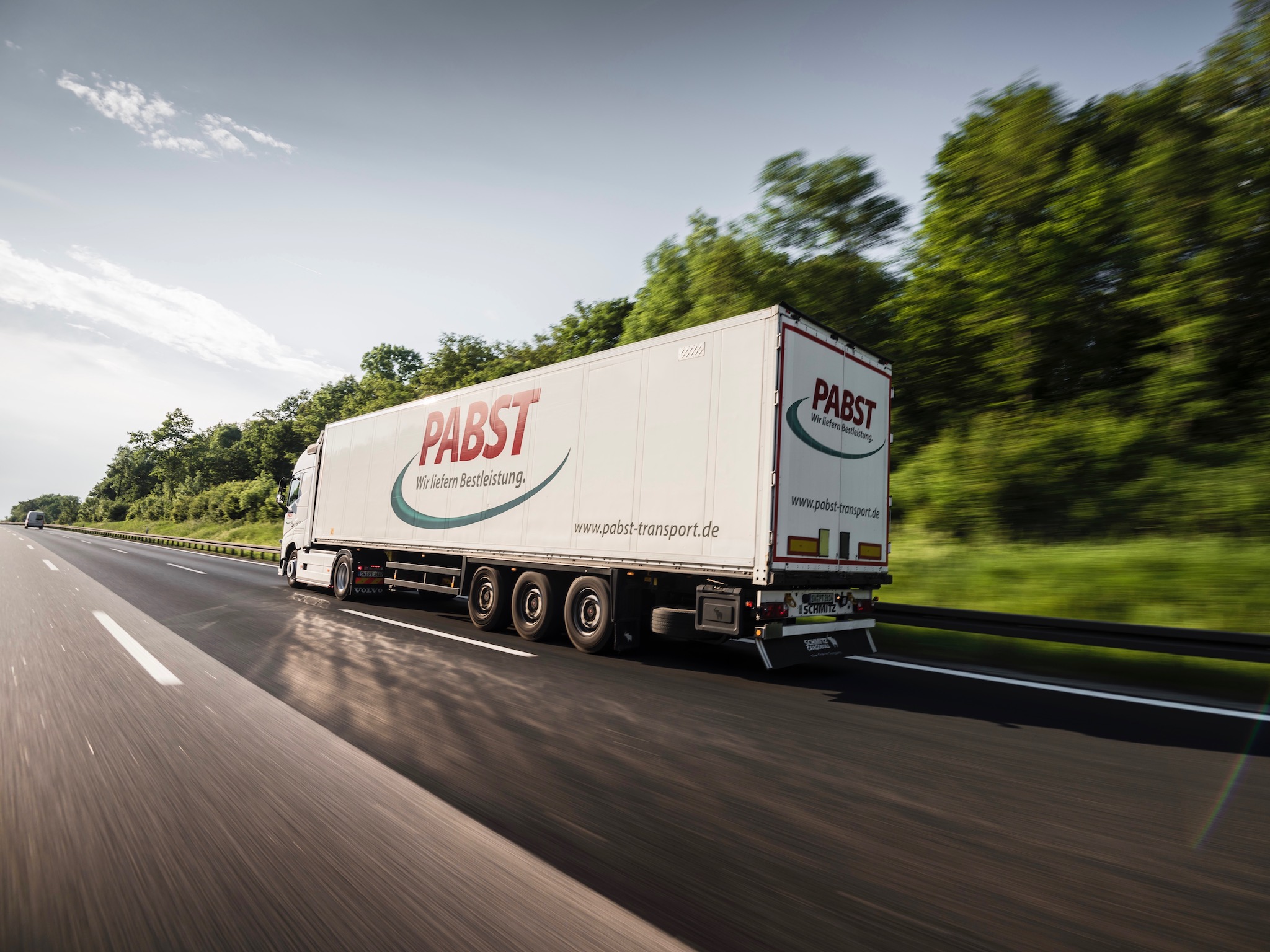 Im Kraftfahrzeug immer auf Achse. Foto: Pabst Transport