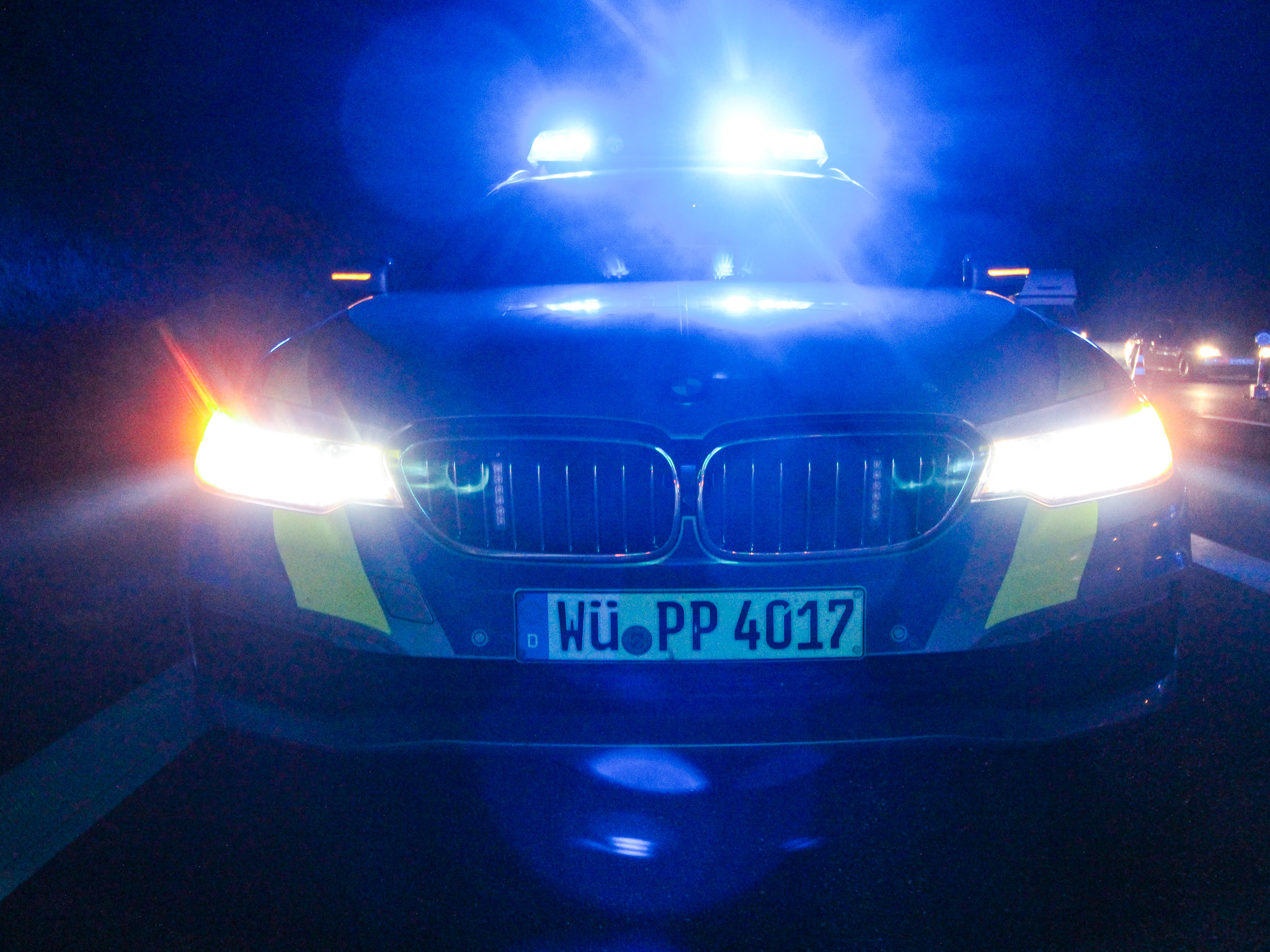 Polizei_Blaulicht_Nacht069 Ein Streifenwagen der Polizei auf der A3. Foto: Pascal Höfig