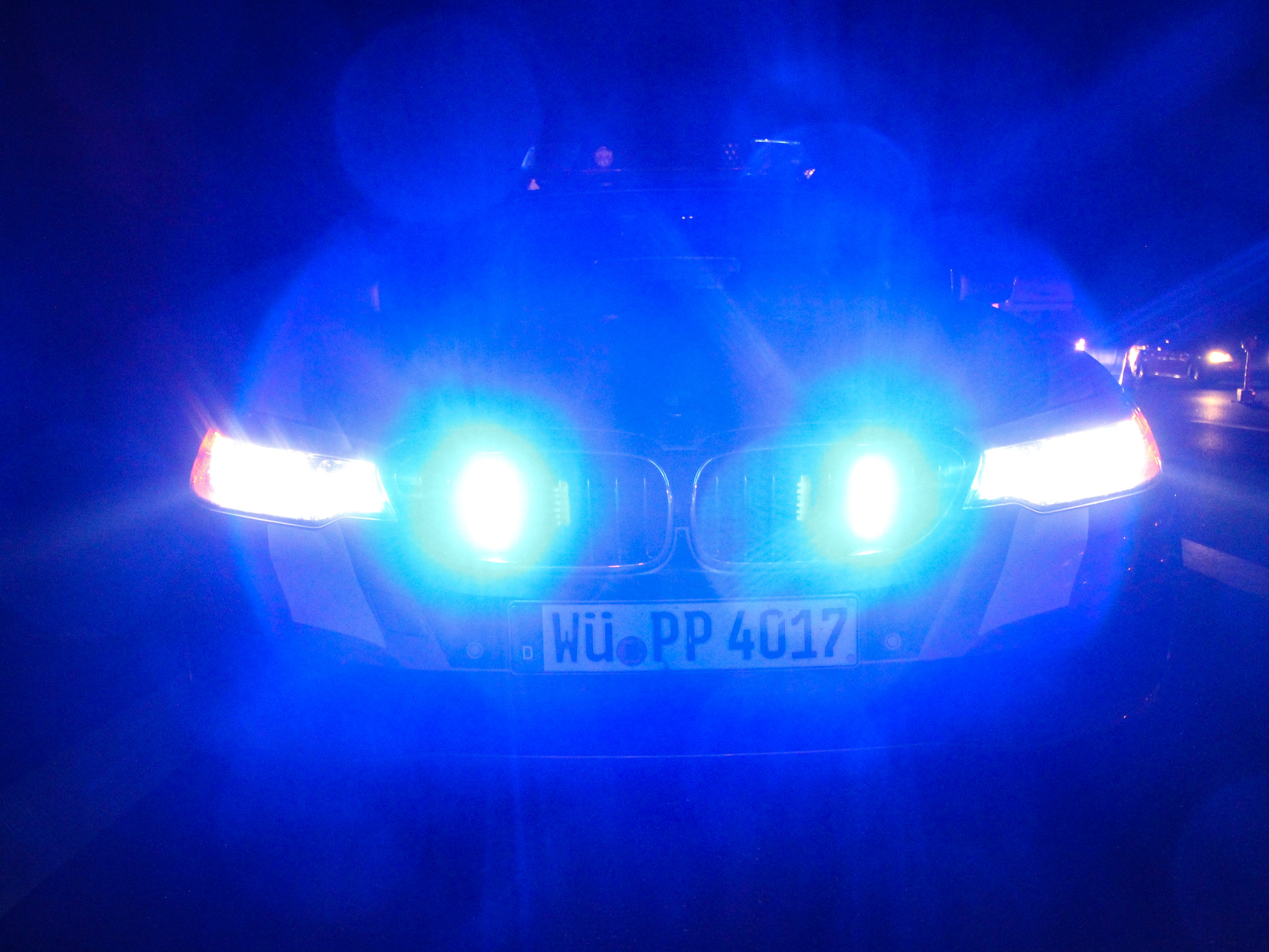 Polizei_Blaulicht_Nacht070 Ein Streifenwagen der Polizei auf der A3. Foto: Pascal Höfig