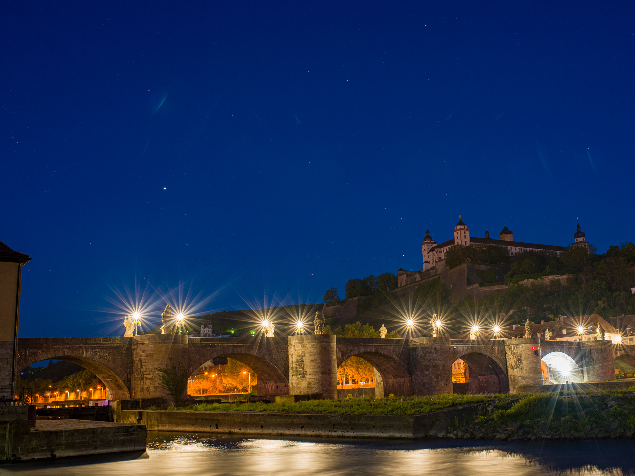 Die Alte Mainbrücke bei Nacht. Symbolfoto: Pascal Höfig