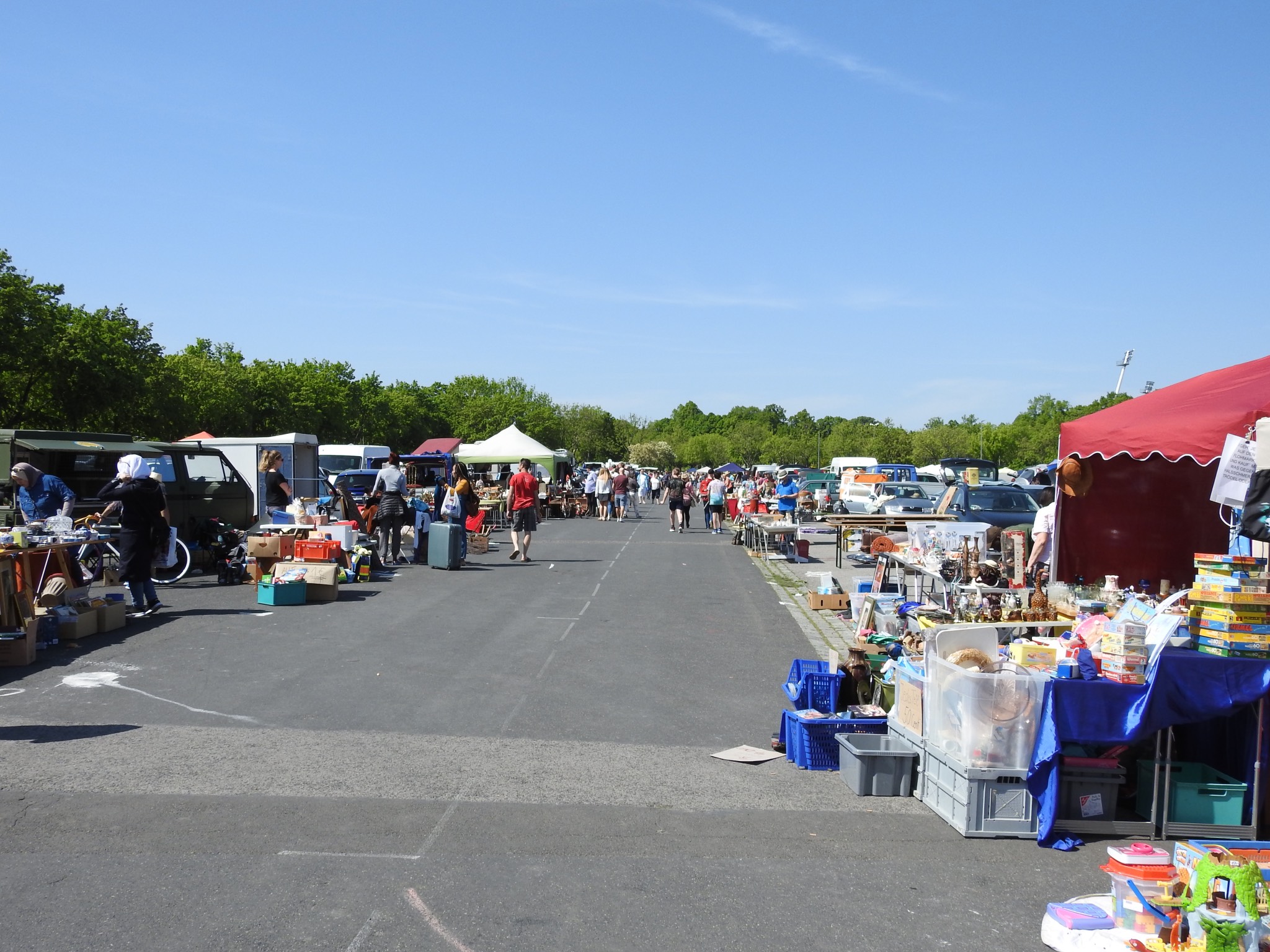Der Flohmarkt des bayerischen roten Kreuzes auf dem Volksfestplatz in Schweinfurt. Foto: Dirk Flieger