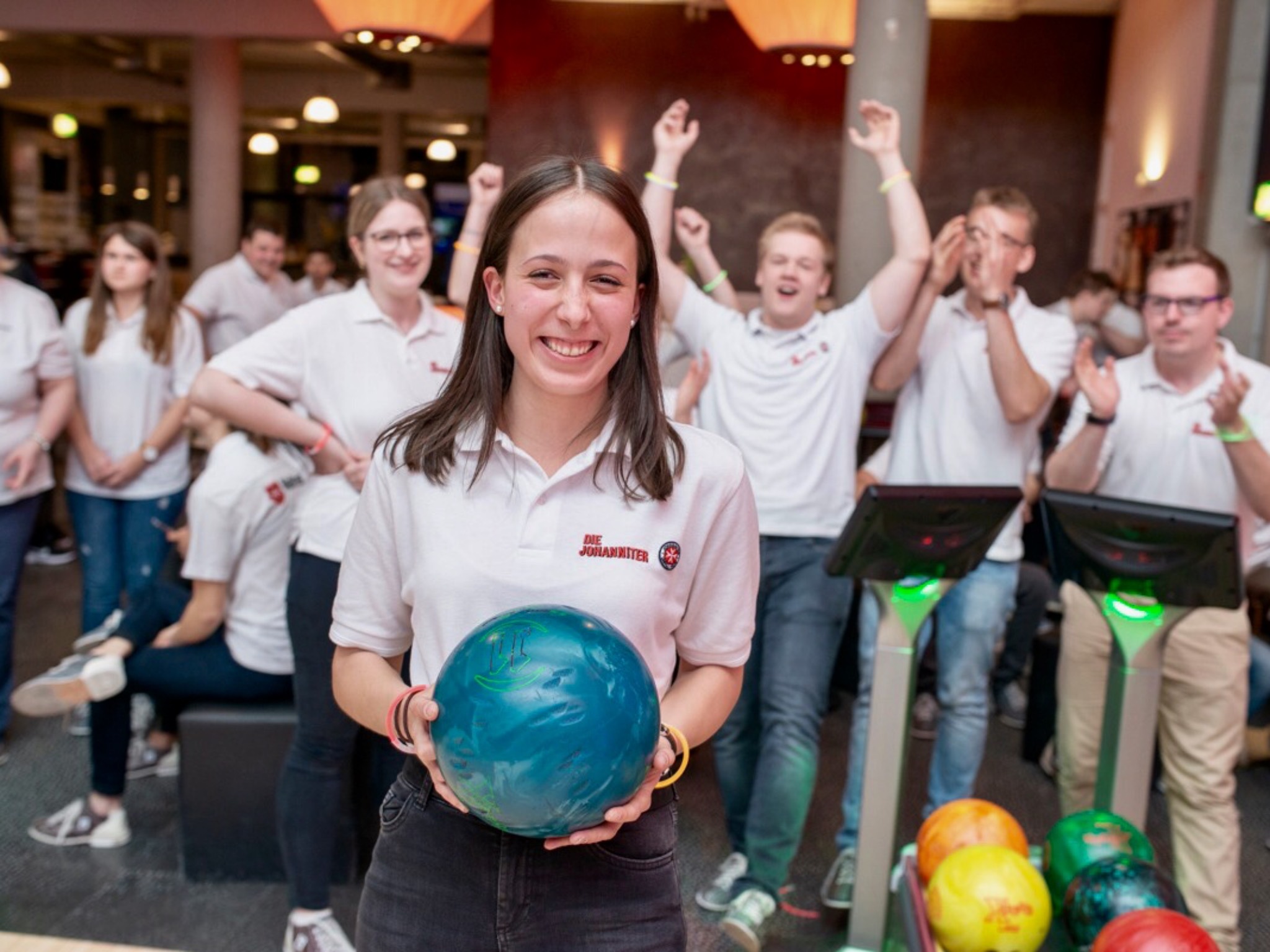 Johanniter_Johanniter Unterfranken_FSJ Teamevent der Johanniter in Unterfranken beim Blaulicht-Bowling-Cup in der Extreme Bowling Area. Foto: Fotografie Georg Beyer