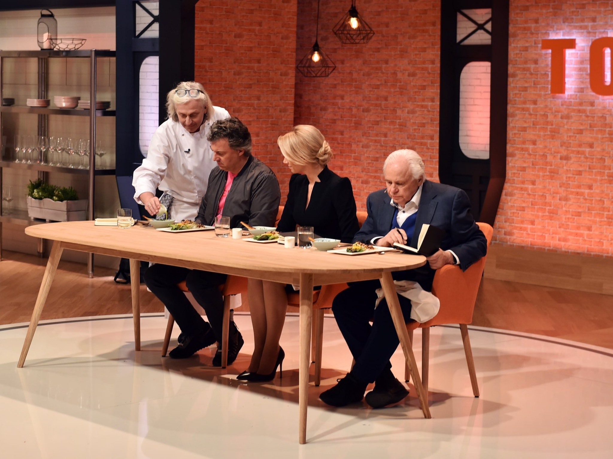 Bernhard Reiser muss die Jury Peter Maria Schnurr, Alexandra Kilian und Eckart Witzigmann (v.l.) überzeugen. Foto: SAT.1/André Kowalski