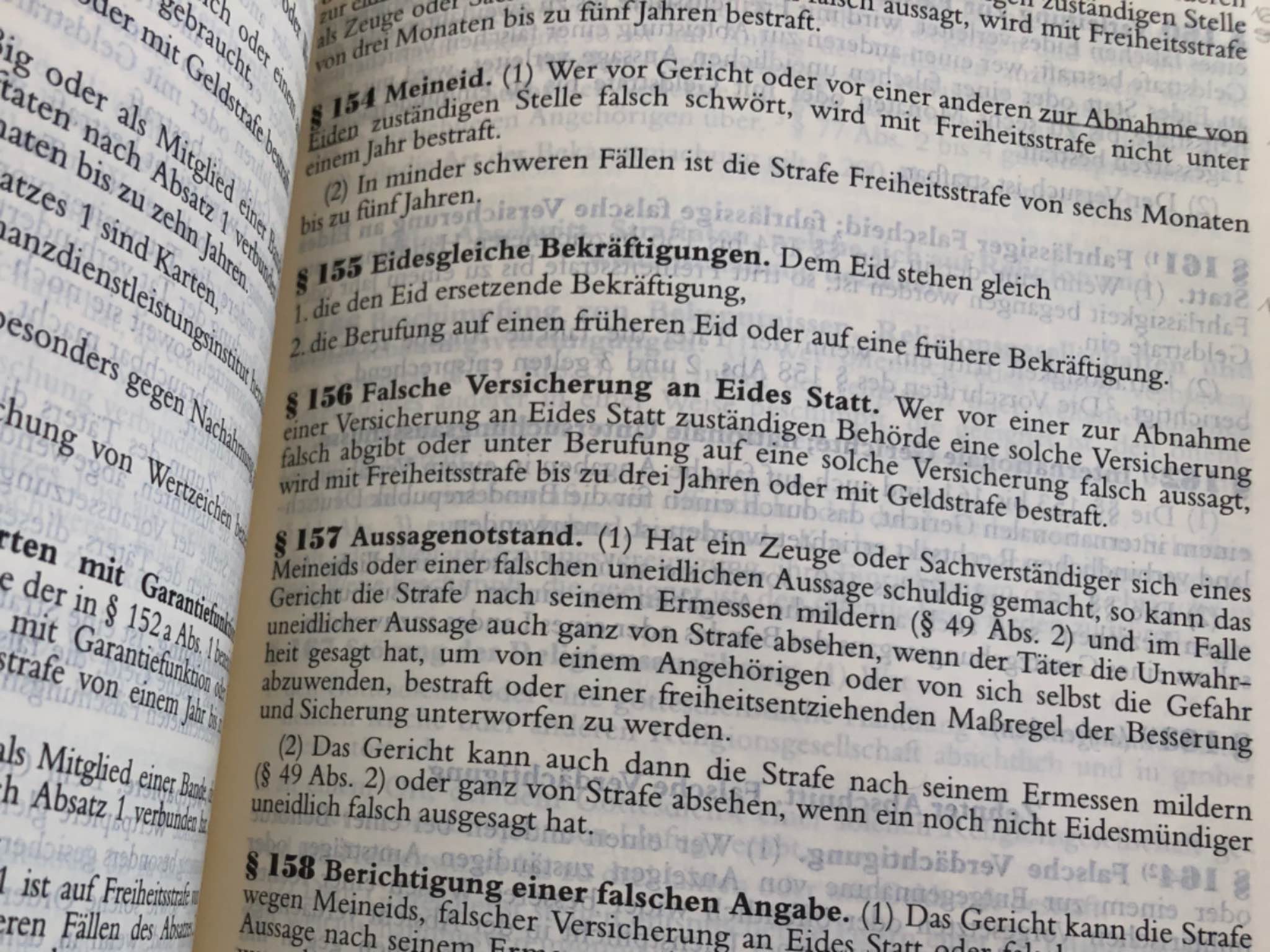 Der Student, der eine fremde Arbeit als die eigene abgibt, könnte sich wegen falscher Versicherung an Eides statt strafbar machen. Foto: Annika Betz.