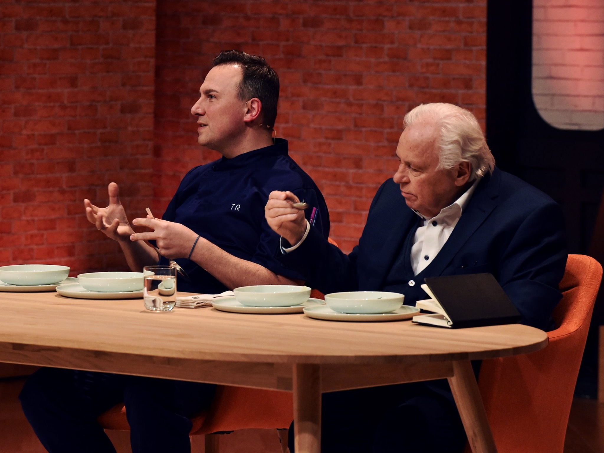 In der Jury dieses Mal: Tim Raue und Eckart Witzigmann. Foto: SAT.1/André Kowalski