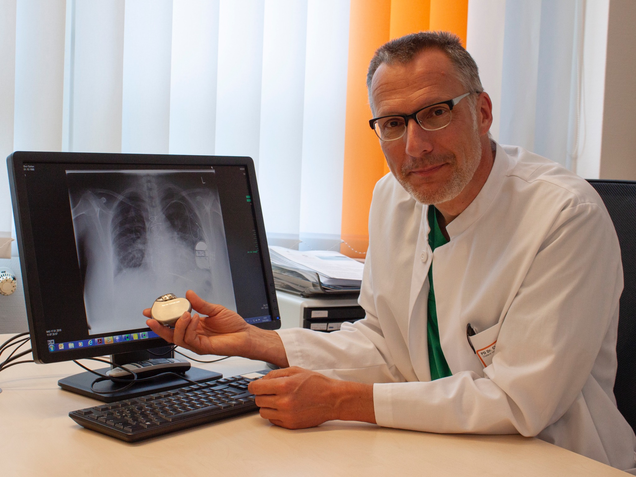 Wacker_Defi PD Dr. Christian Wacker zeigt einen implantierbaren Defibrillator und dessen Lage anhand einer Röntgenaufnahme. Foto: ANregiomed / Corinna Kern